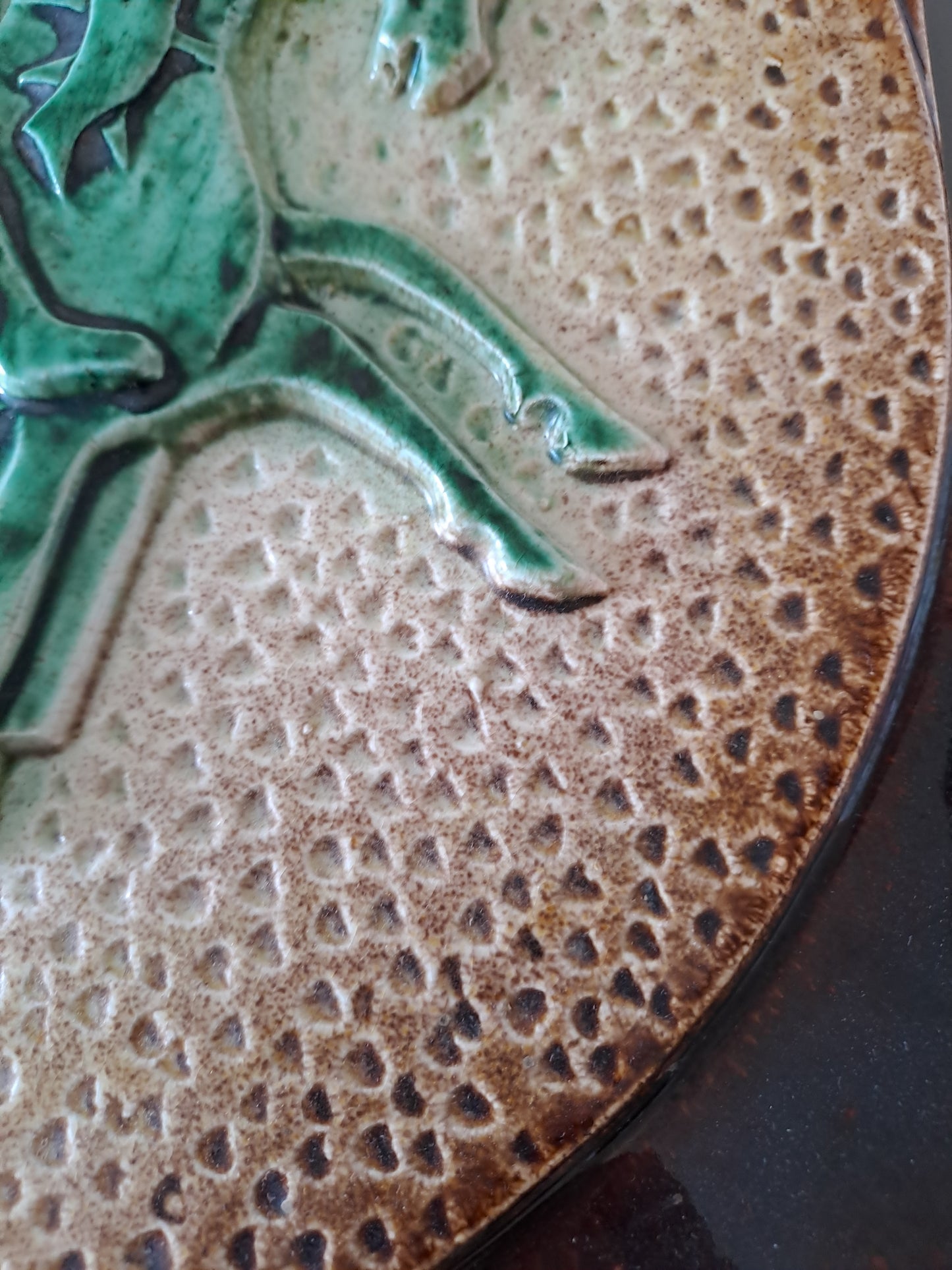 Plaque En Faïence Émaillée Polychrome À Décor de Chevalier. 33X33 Cm.