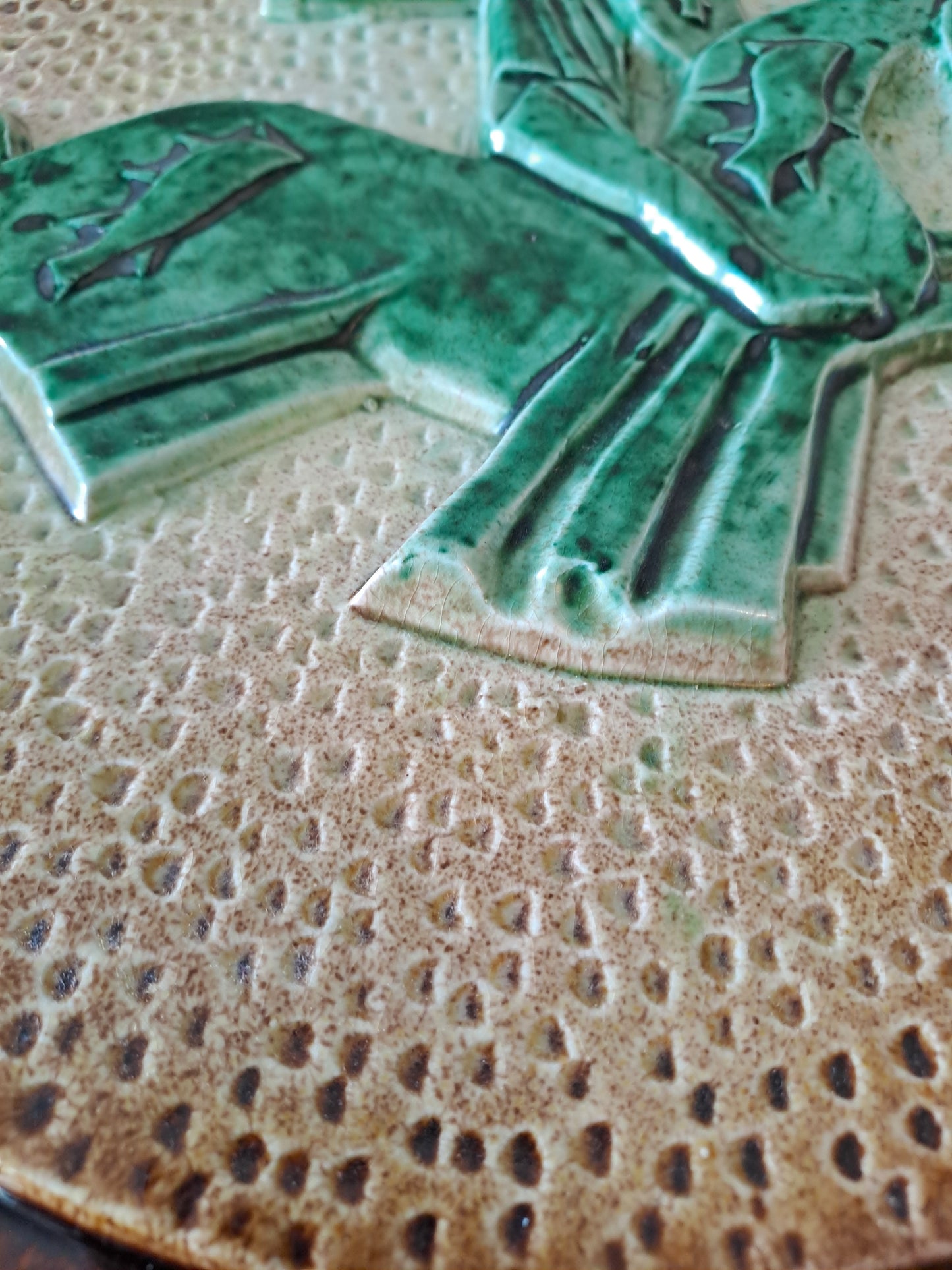 Plaque En Faïence Émaillée Polychrome À Décor de Chevalier. 33X33 Cm.