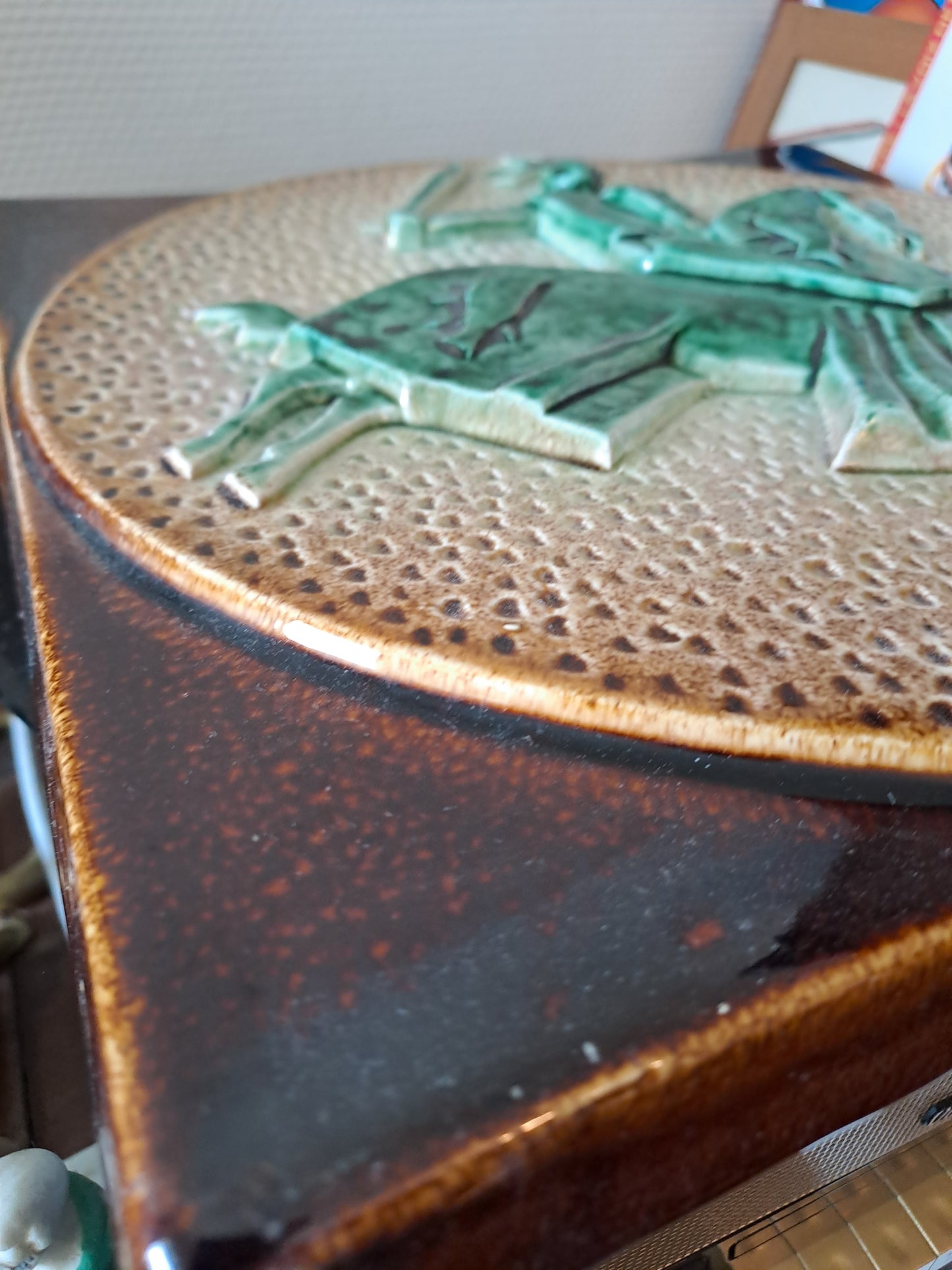 Plaque En Faïence Émaillée Polychrome À Décor de Chevalier. 33X33 Cm.