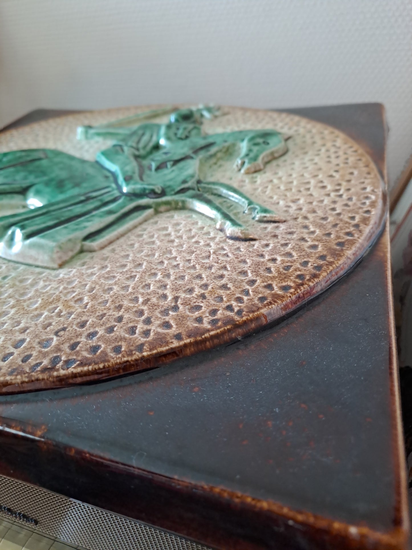 Plaque En Faïence Émaillée Polychrome À Décor de Chevalier. 33X33 Cm.