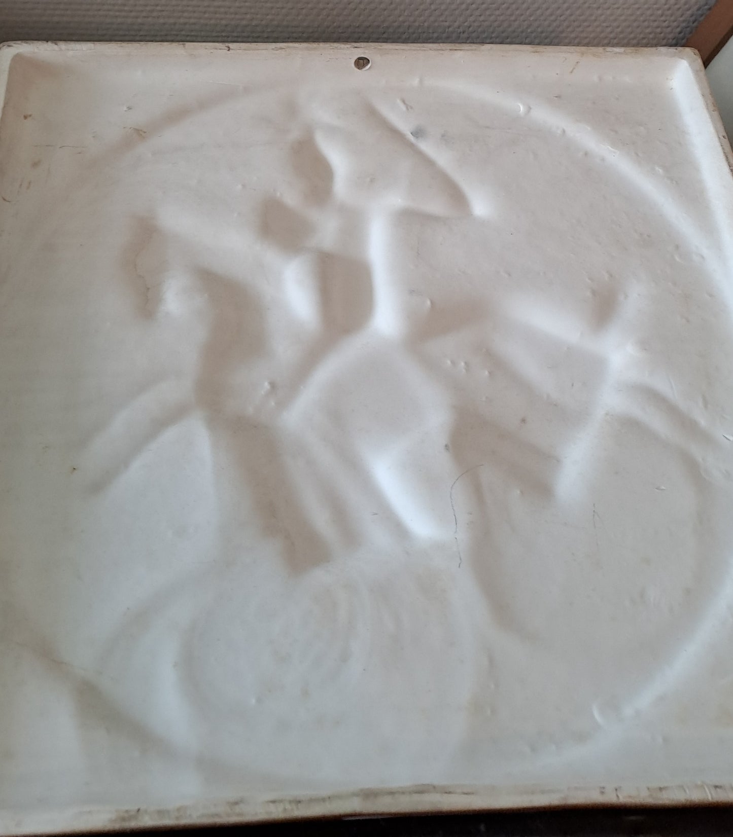 Plaque En Faïence Émaillée Polychrome À Décor de Chevalier. 33X33 Cm.