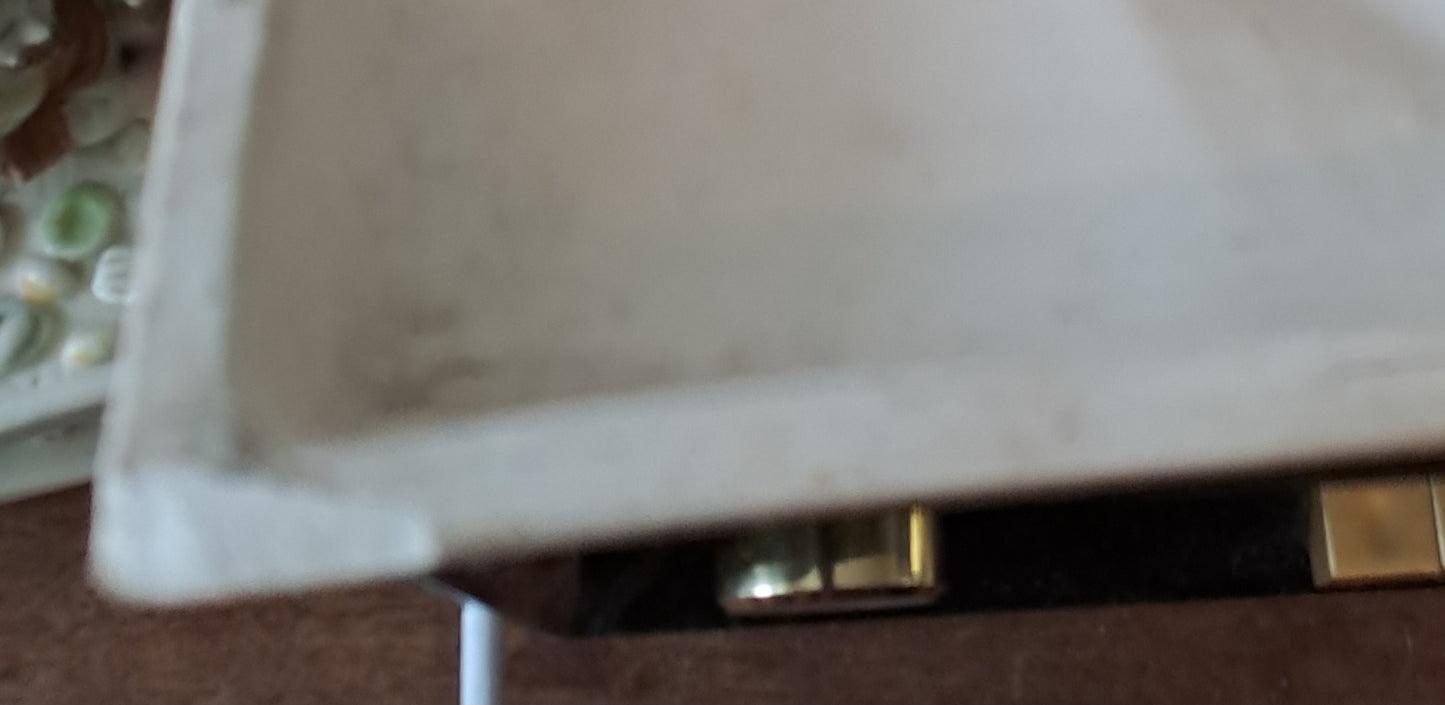 Plaque En Faïence Émaillée Polychrome À Décor de Chevalier. 33X33 Cm.