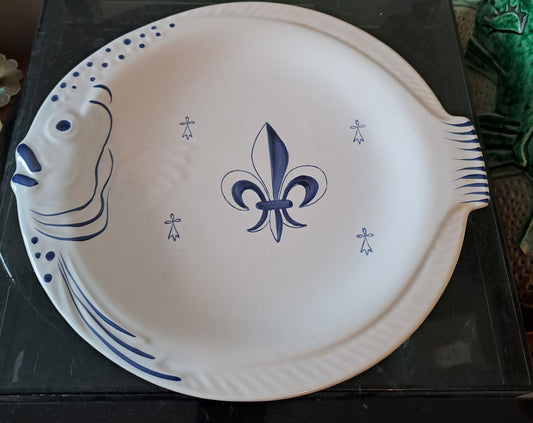 Plat Figurant un Poisson Pornic France Fleur De Lys.