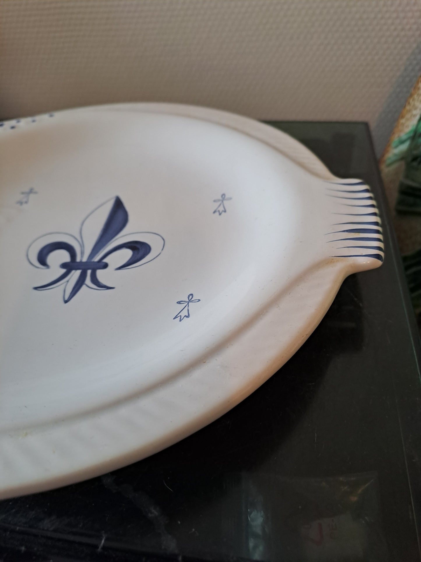 Plat Figurant un Poisson Pornic France Fleur De Lys.