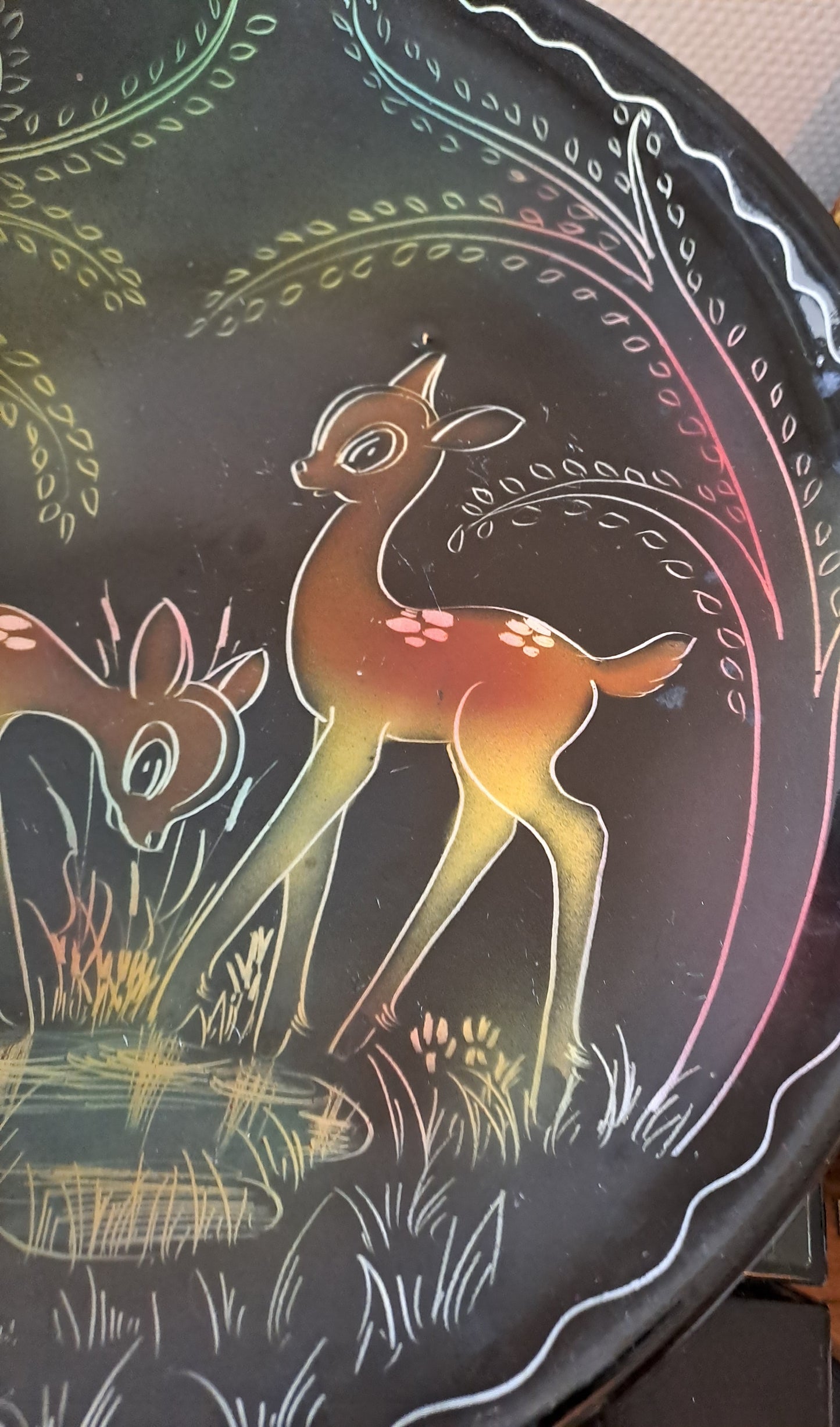 Grand Plat Monacera. Jeunes Faons. A la main.