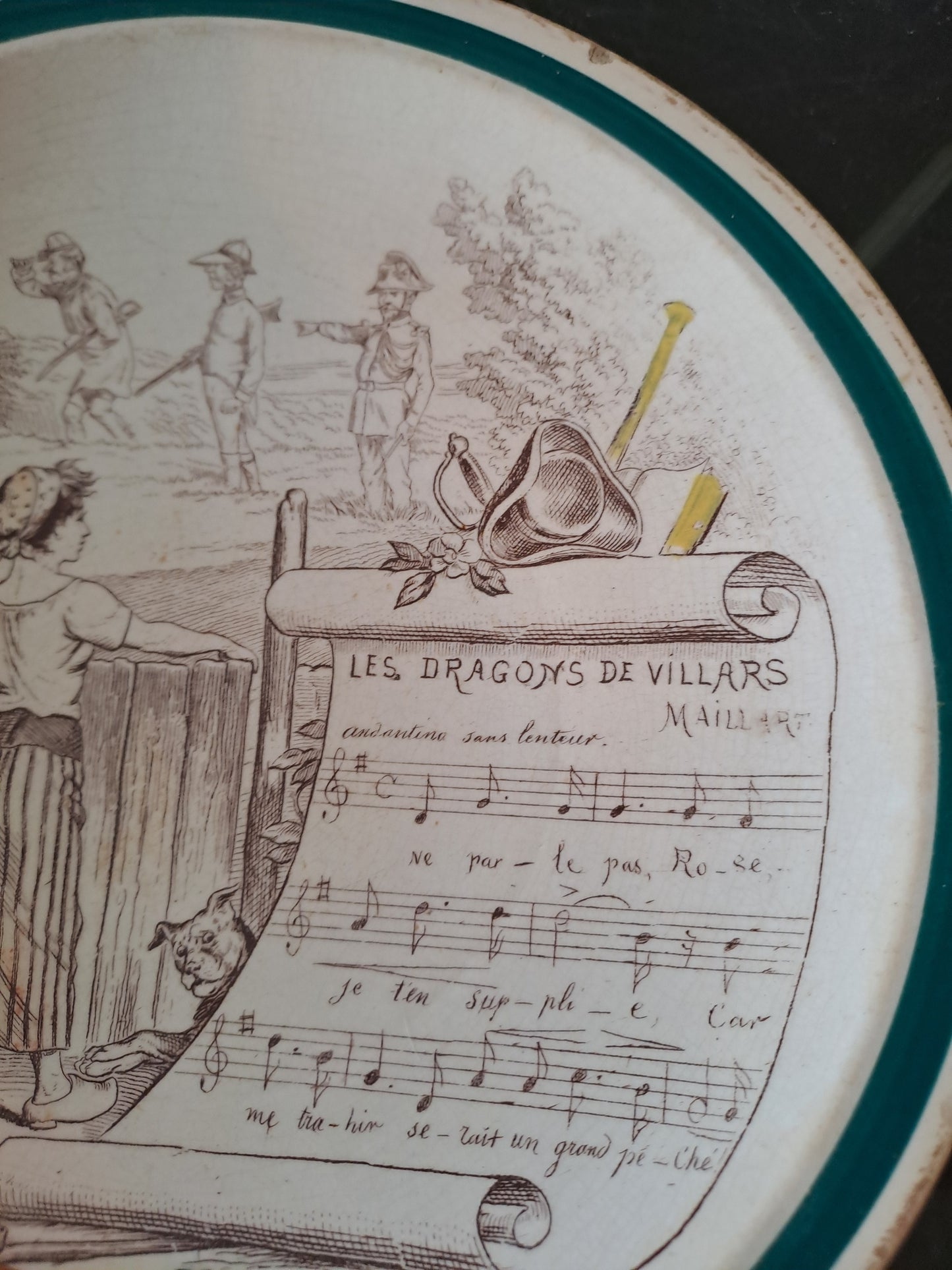 Assiette decorative Musicale. Creuil-Malmaison. Terre De Fer. 9B.