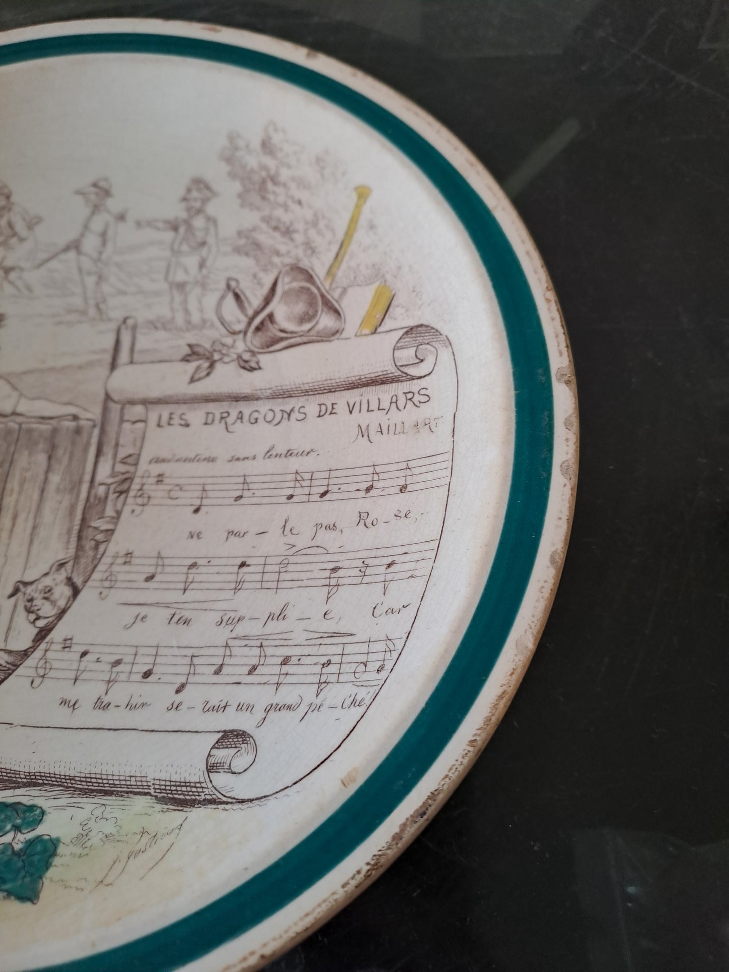 Assiette decorative Musicale. Creuil-Malmaison. Terre De Fer. 9B.