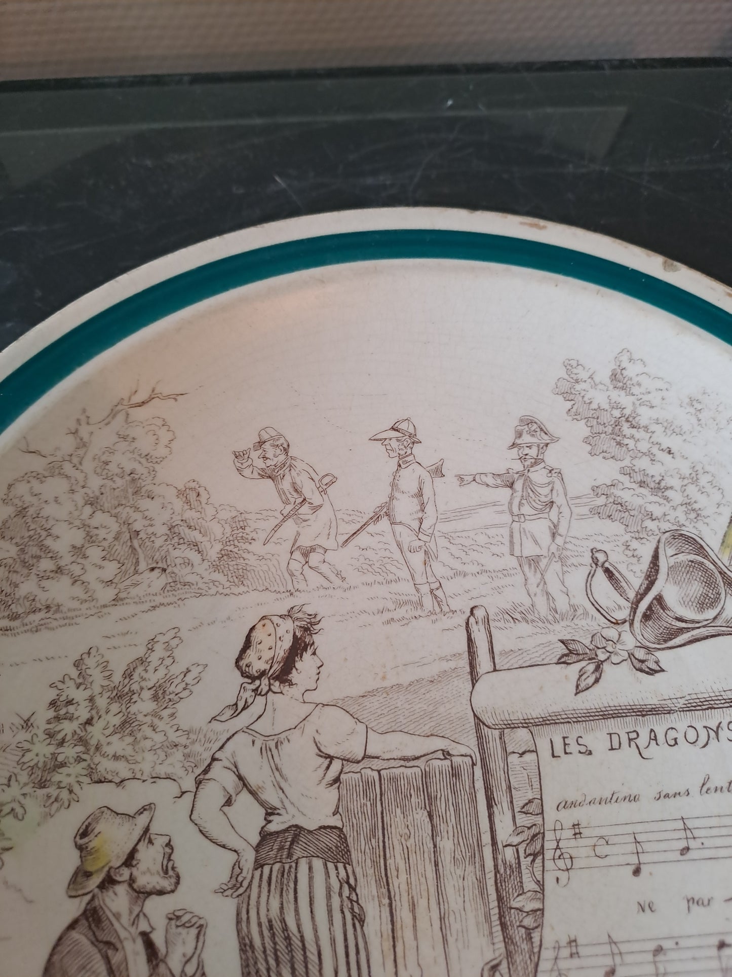 Assiette decorative Musicale. Creuil-Malmaison. Terre De Fer. 9B.