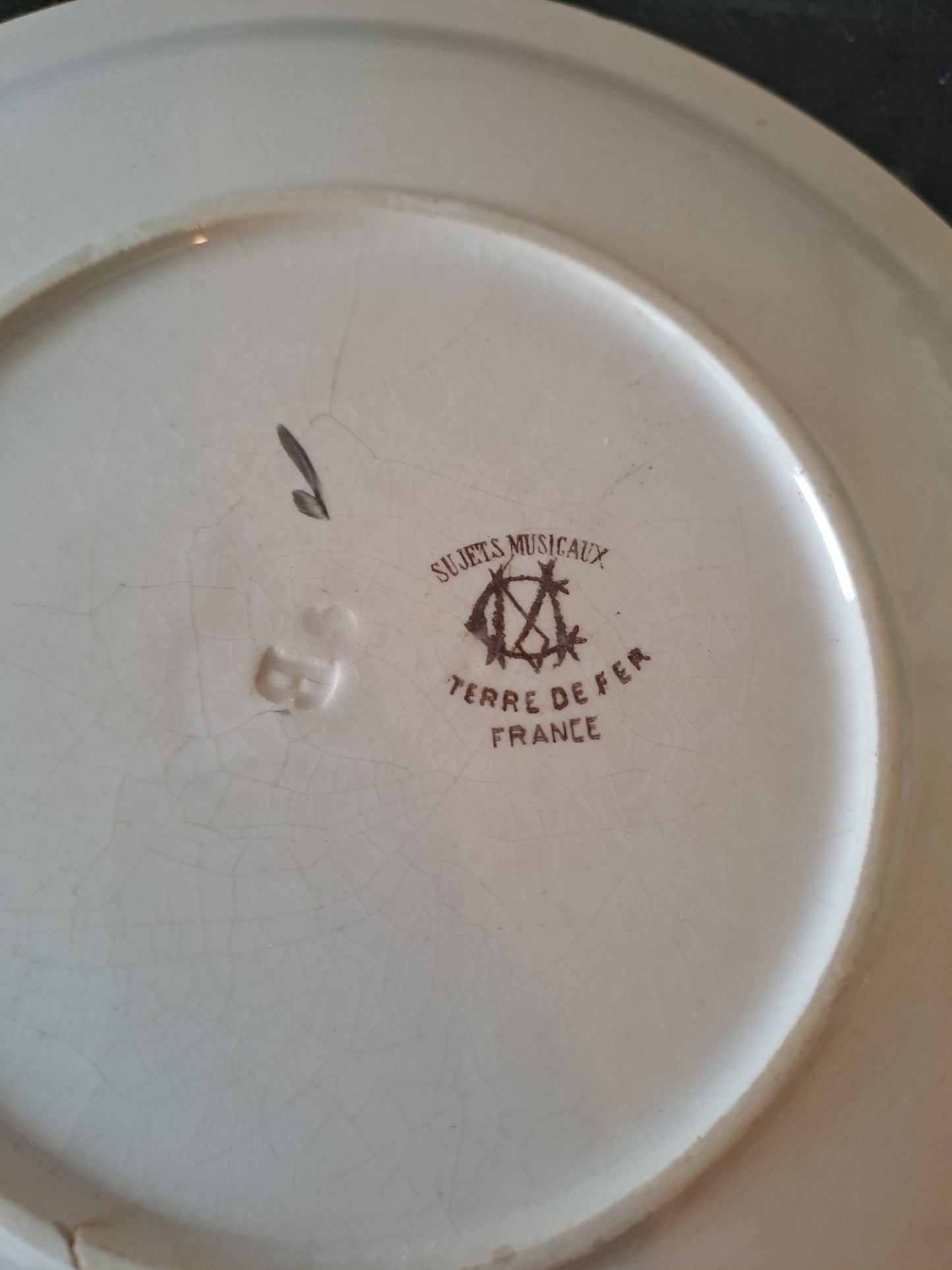 Assiette decorative Musicale. Creuil-Malmaison. Terre De Fer. 9B.