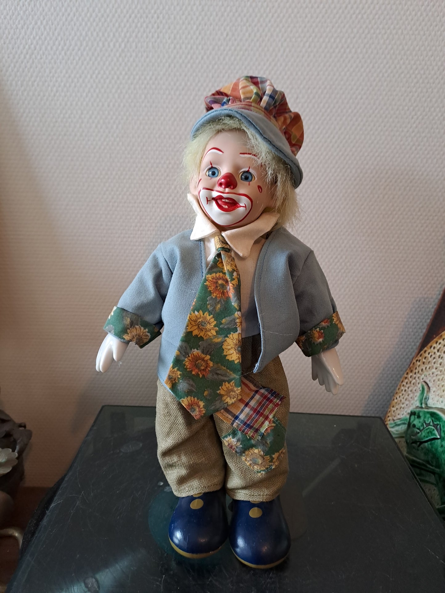 Clown Main Et Visage En Porcelaine. Années 70.