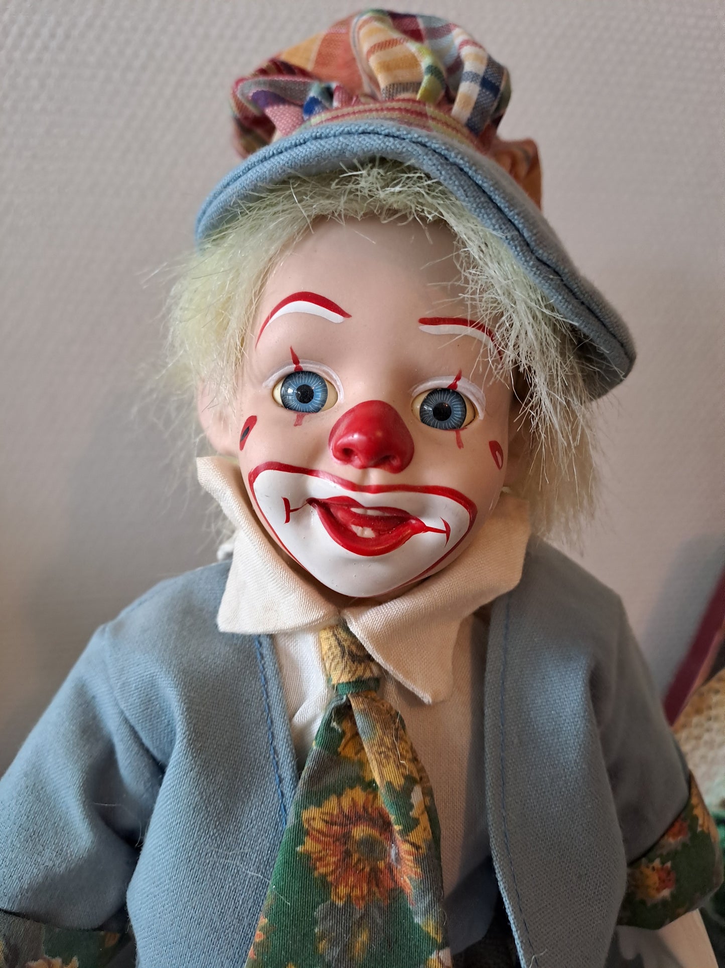 Clown Main Et Visage En Porcelaine. Années 70.