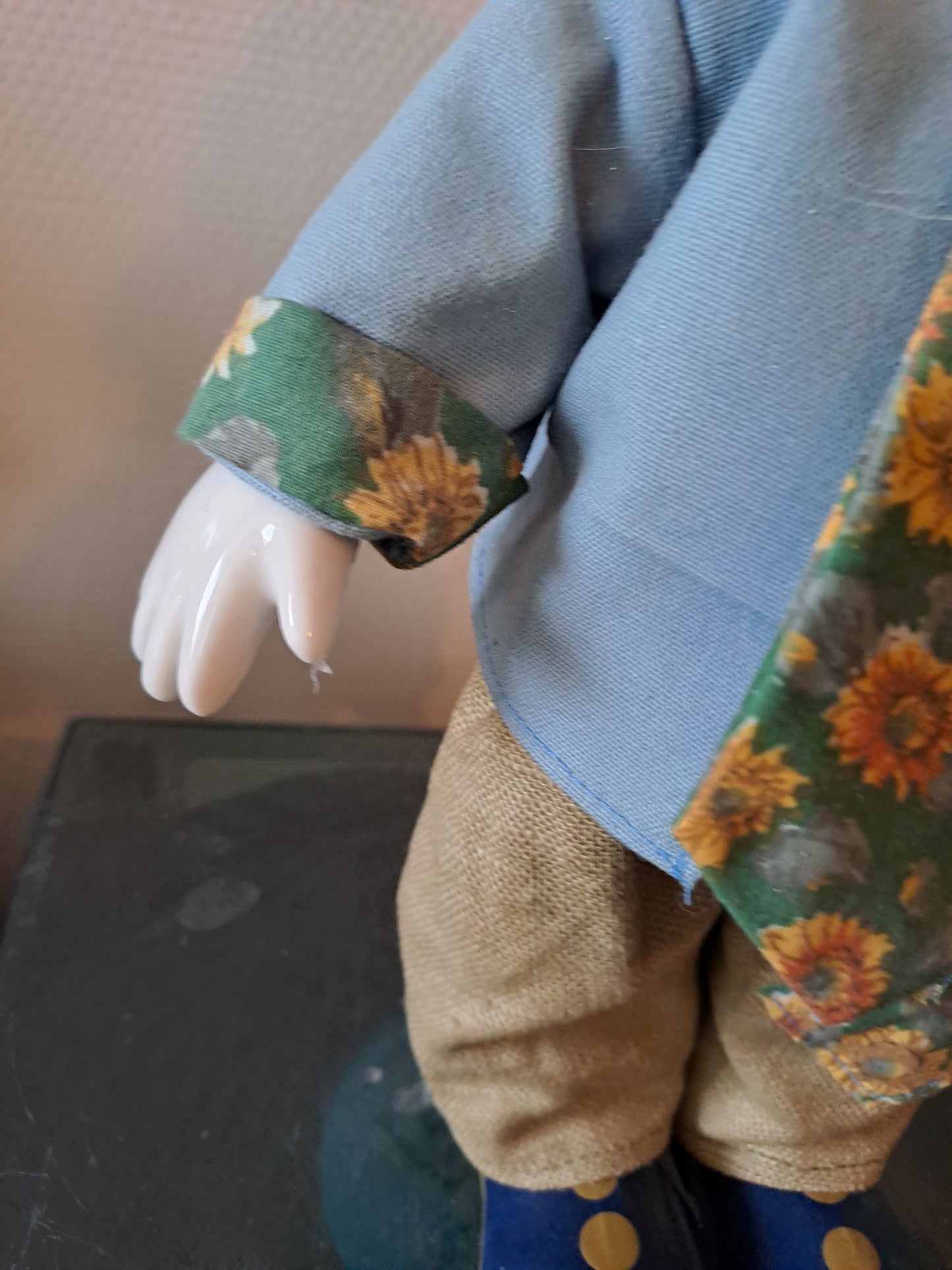 Clown Main Et Visage En Porcelaine. Années 70.