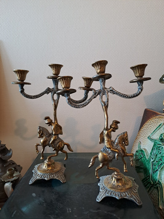 Bougeoirs Figurant des Cavaliers En Laiton.