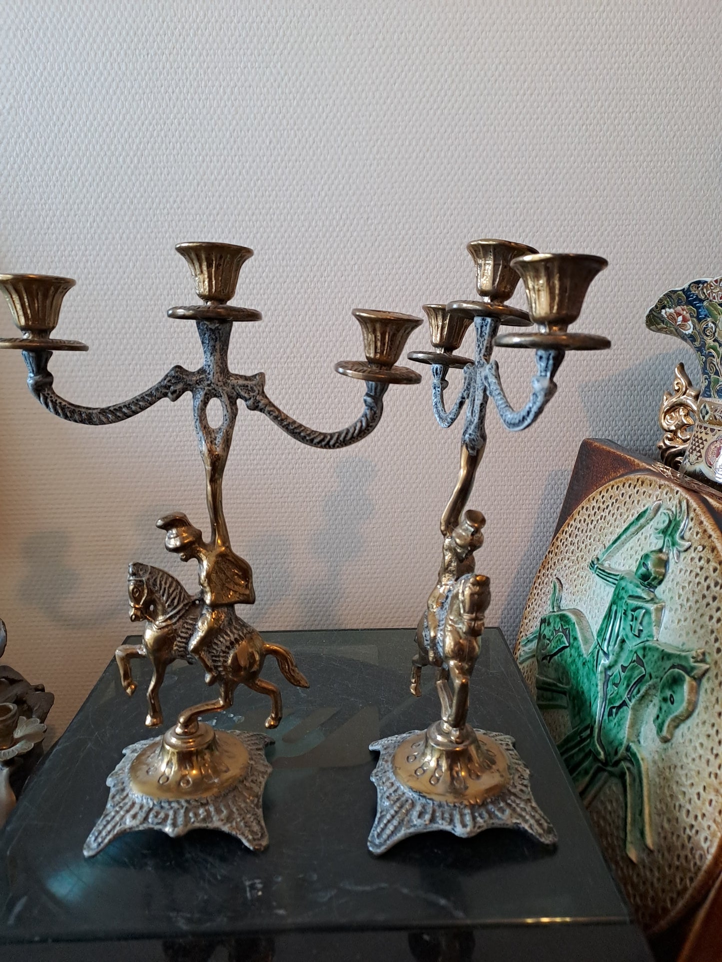 Bougeoirs Figurant des Cavaliers En Laiton.