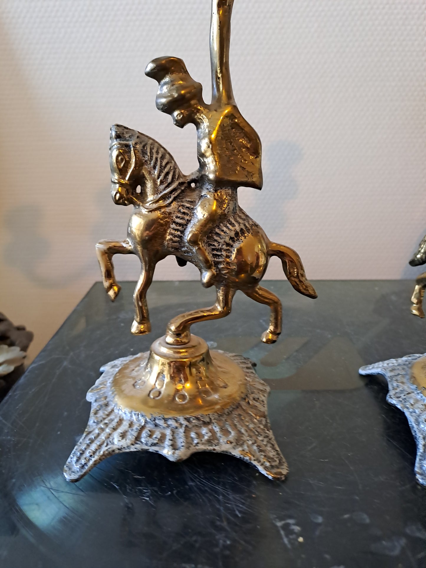 Bougeoirs Figurant des Cavaliers En Laiton.