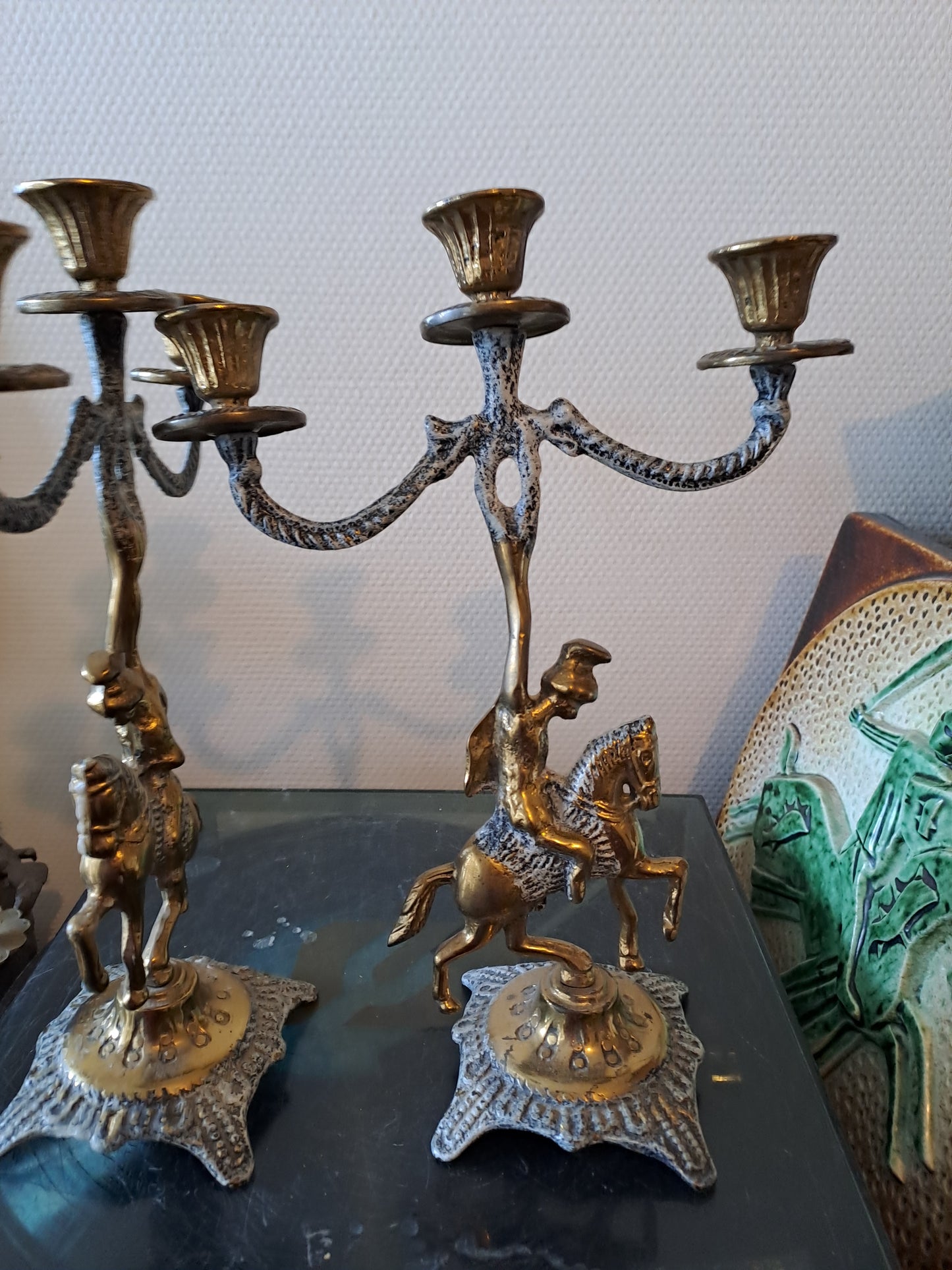 Bougeoirs Figurant des Cavaliers En Laiton.