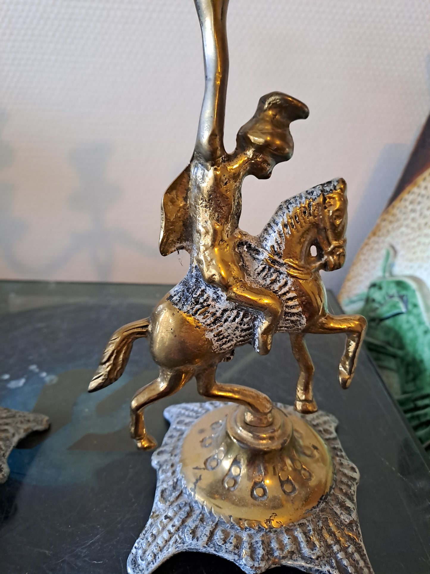 Bougeoirs Figurant des Cavaliers En Laiton.