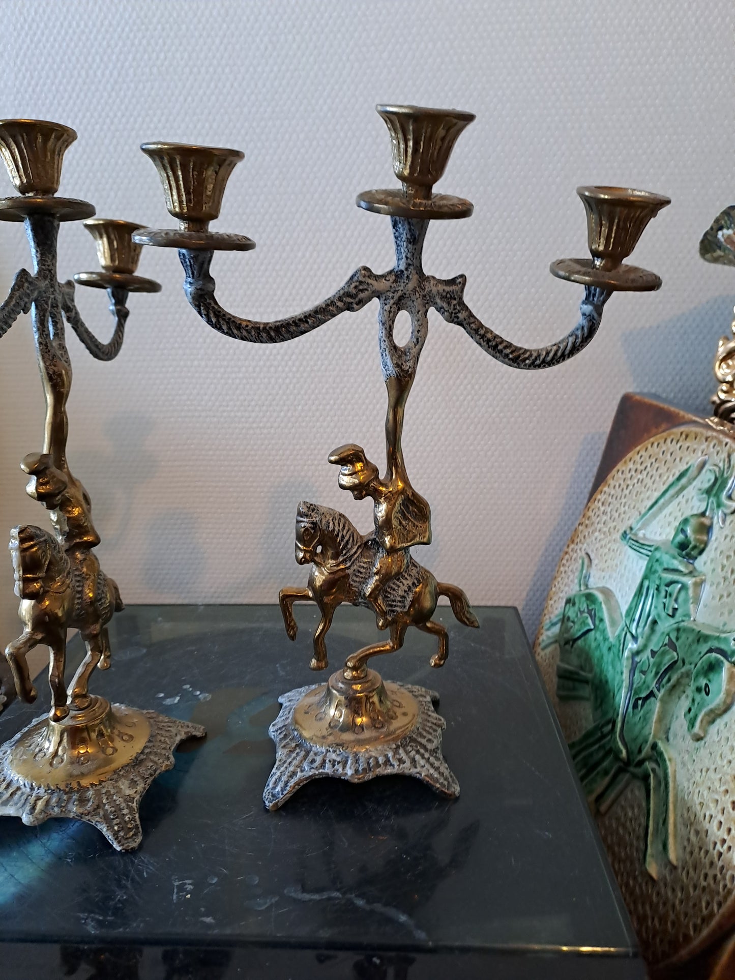 Bougeoirs Figurant des Cavaliers En Laiton.