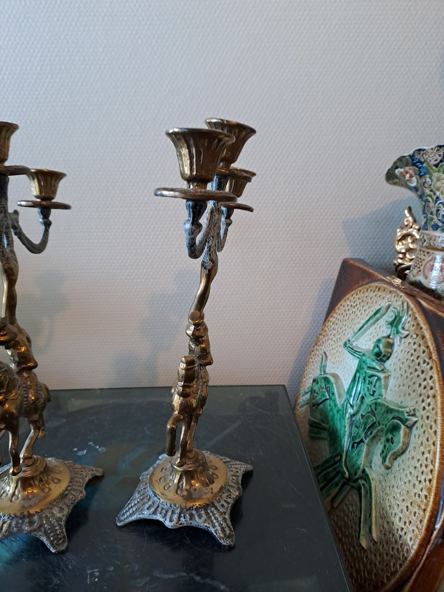 Bougeoirs Figurant des Cavaliers En Laiton.