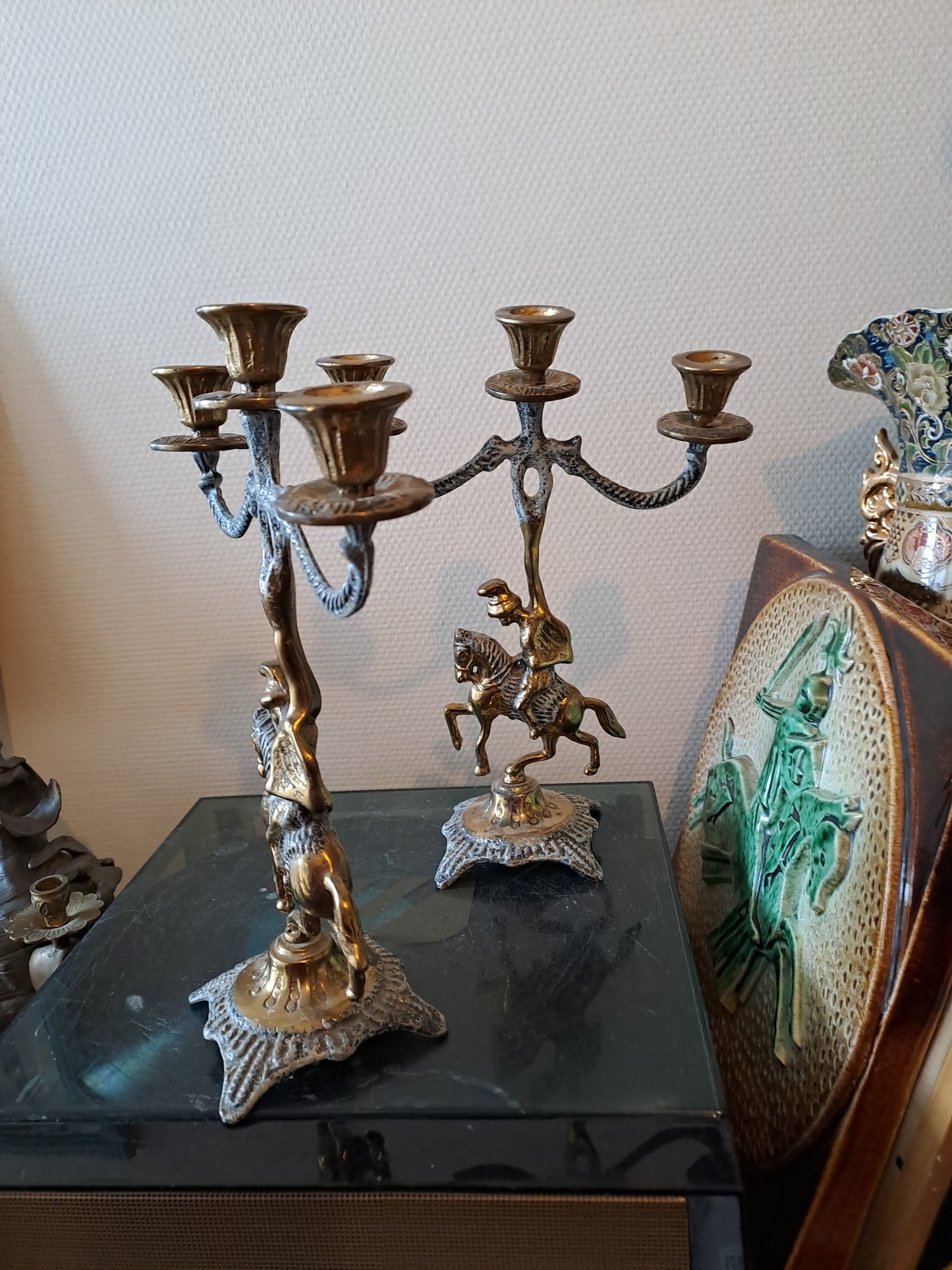 Bougeoirs Figurant des Cavaliers En Laiton.