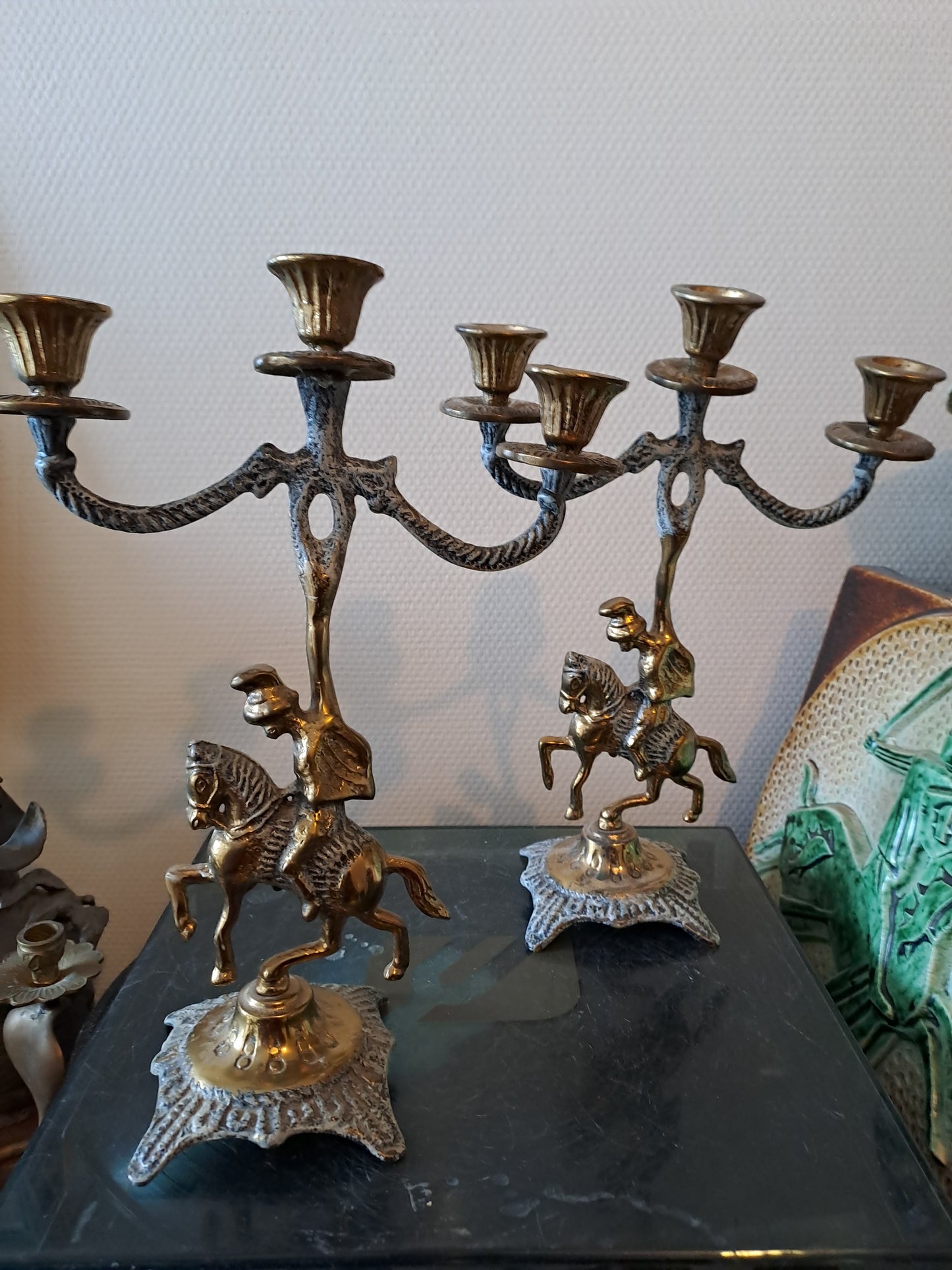 Bougeoirs Figurant des Cavaliers En Laiton.