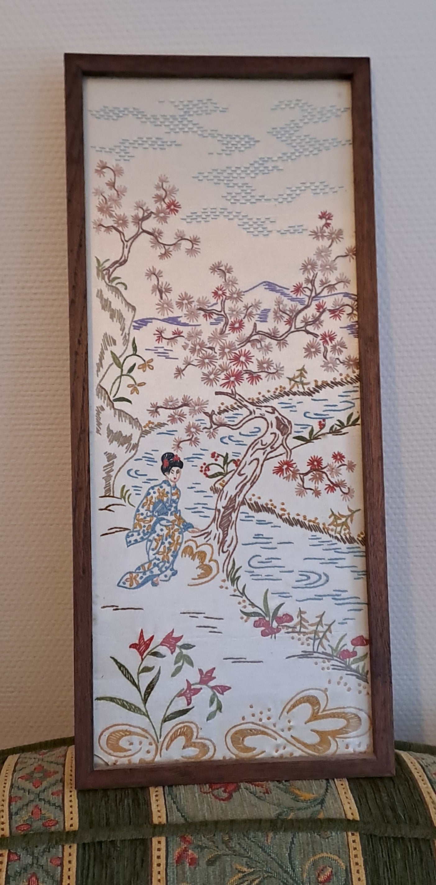 Broderie Sur Soie. Geisha/ Concubine Se Promenant. Cadre En Bois Sous Vitre.