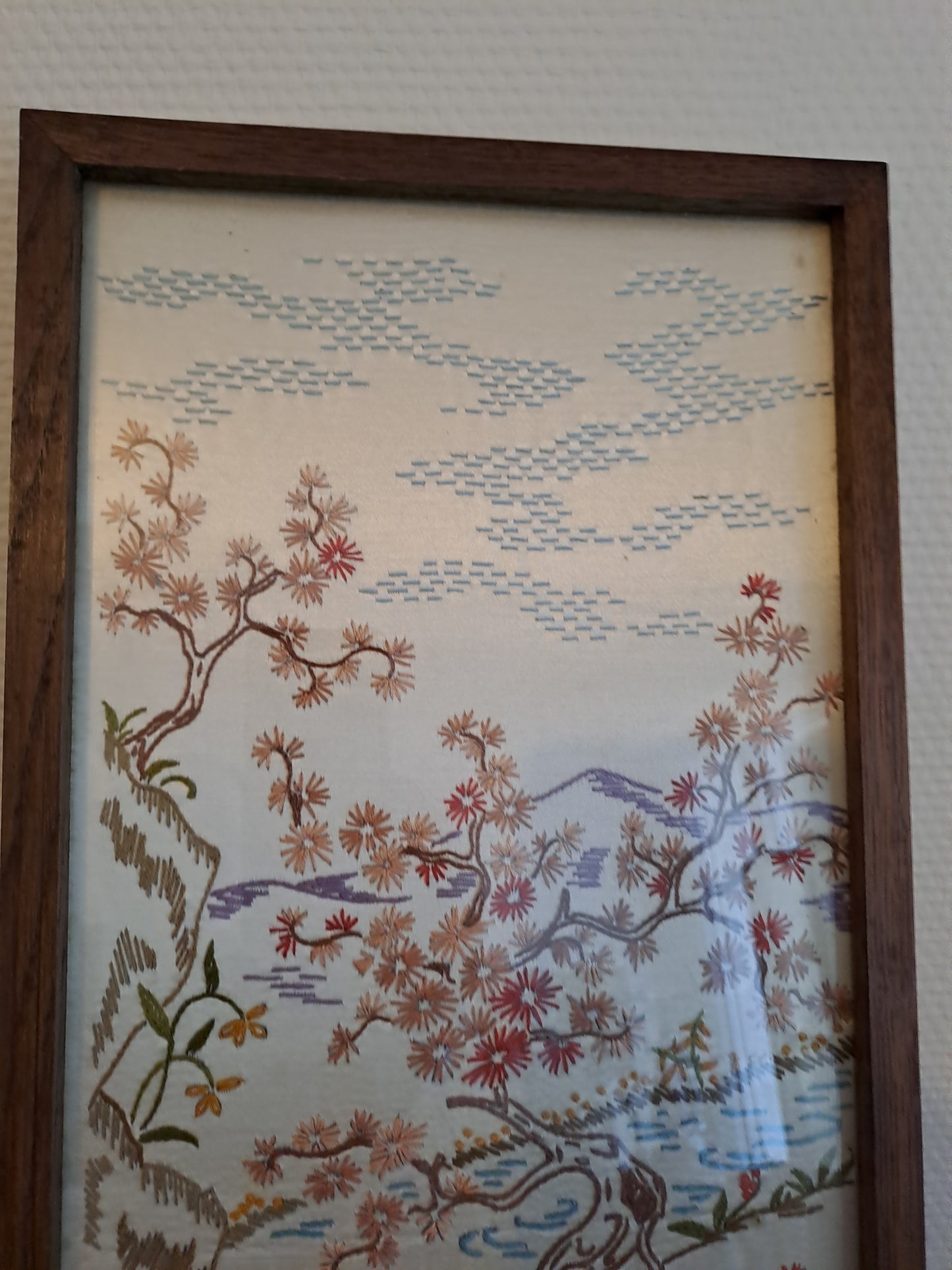 Broderie Sur Soie. Geisha/ Concubine Se Promenant. Cadre En Bois Sous Vitre.