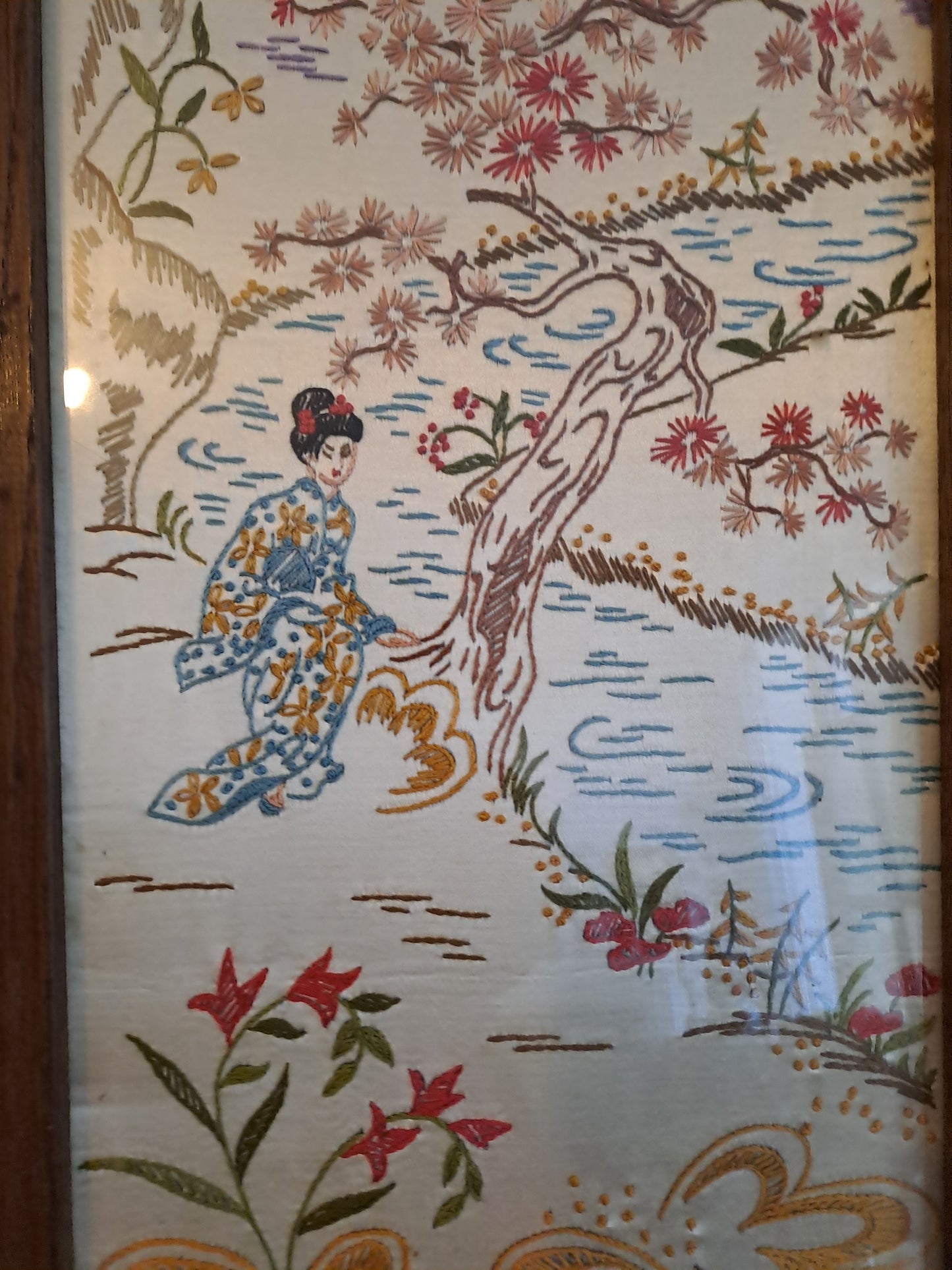 Broderie Sur Soie. Geisha/ Concubine Se Promenant. Cadre En Bois Sous Vitre.