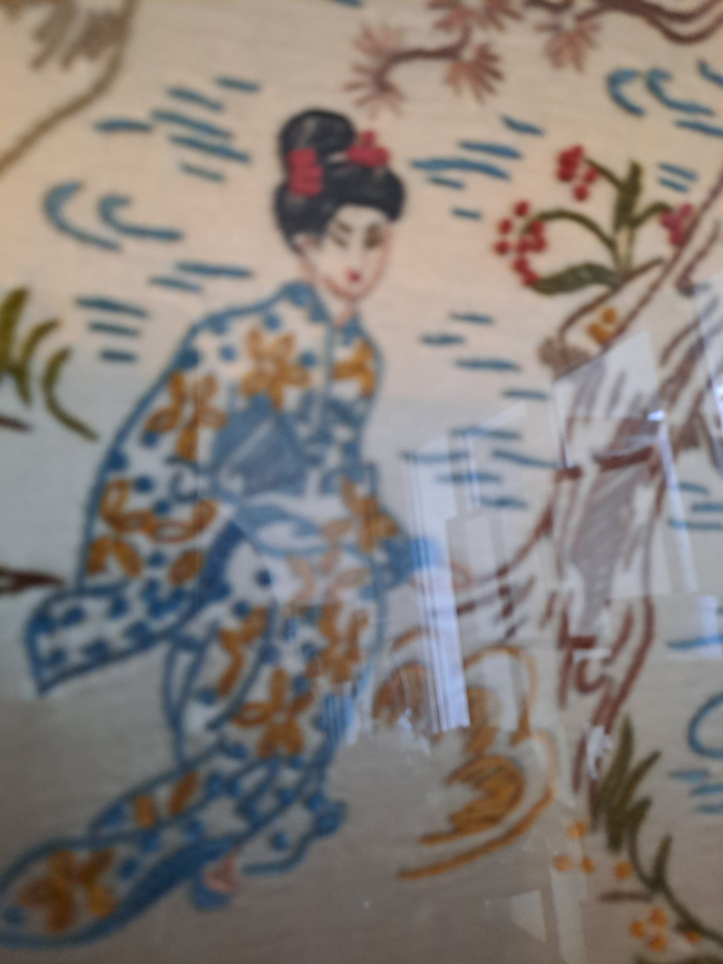 Broderie Sur Soie. Geisha/ Concubine Se Promenant. Cadre En Bois Sous Vitre.