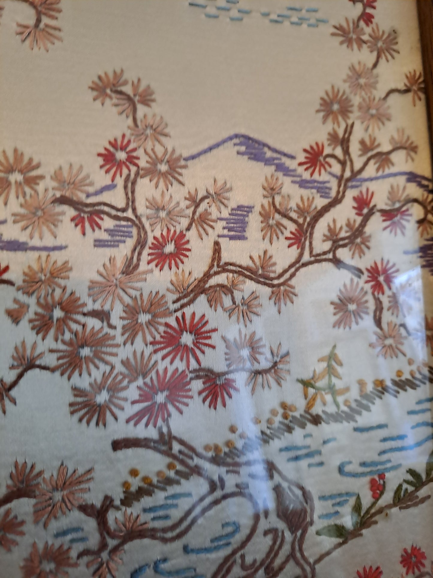 Broderie Sur Soie. Geisha/ Concubine Se Promenant. Cadre En Bois Sous Vitre.