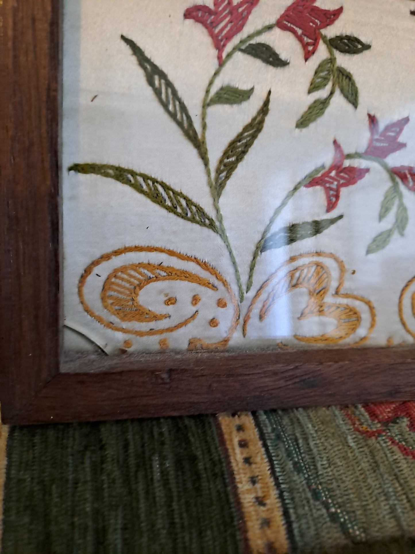 Broderie Sur Soie. Geisha/ Concubine Se Promenant. Cadre En Bois Sous Vitre.