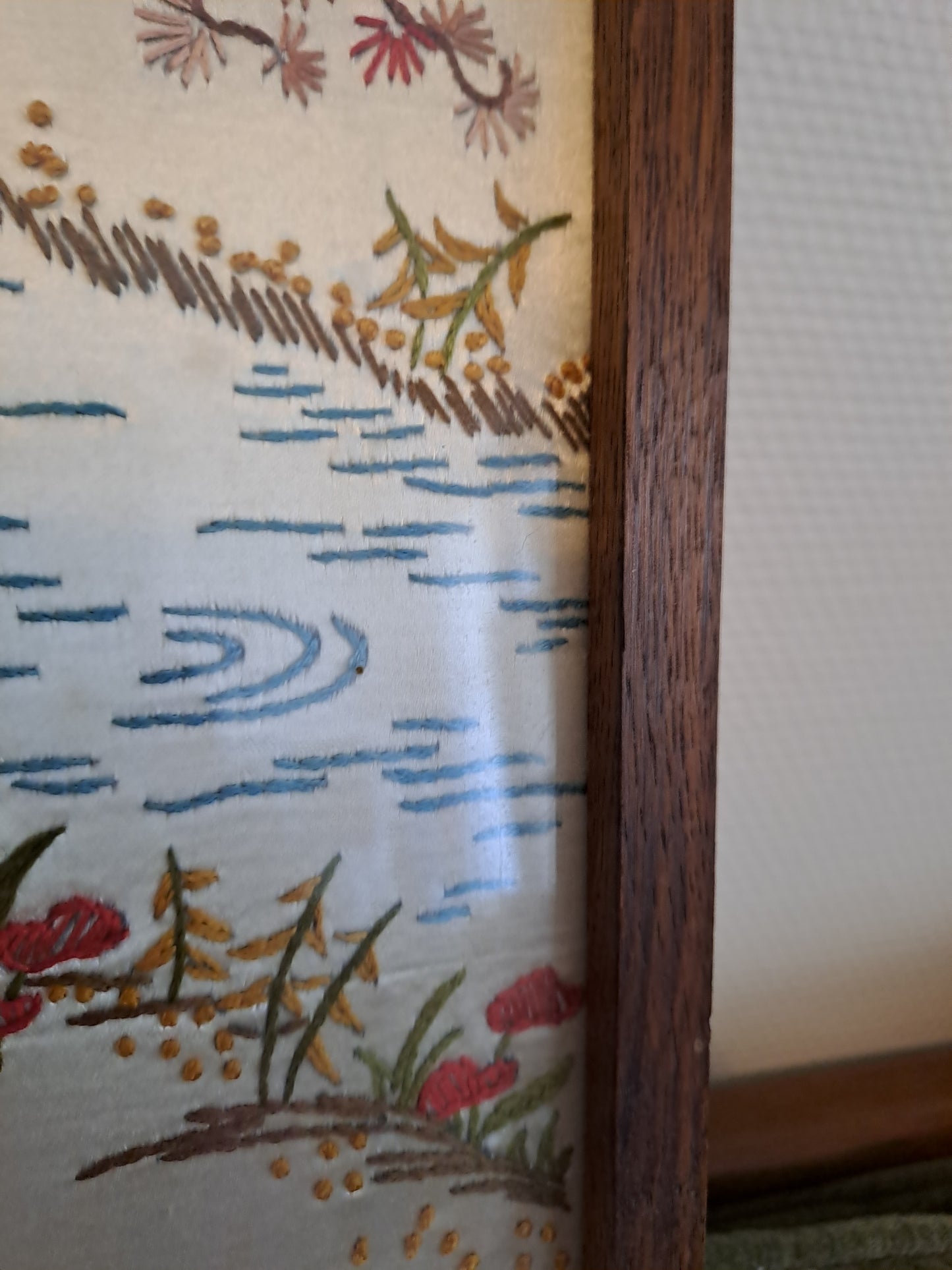 Broderie Sur Soie. Geisha/ Concubine Se Promenant. Cadre En Bois Sous Vitre.