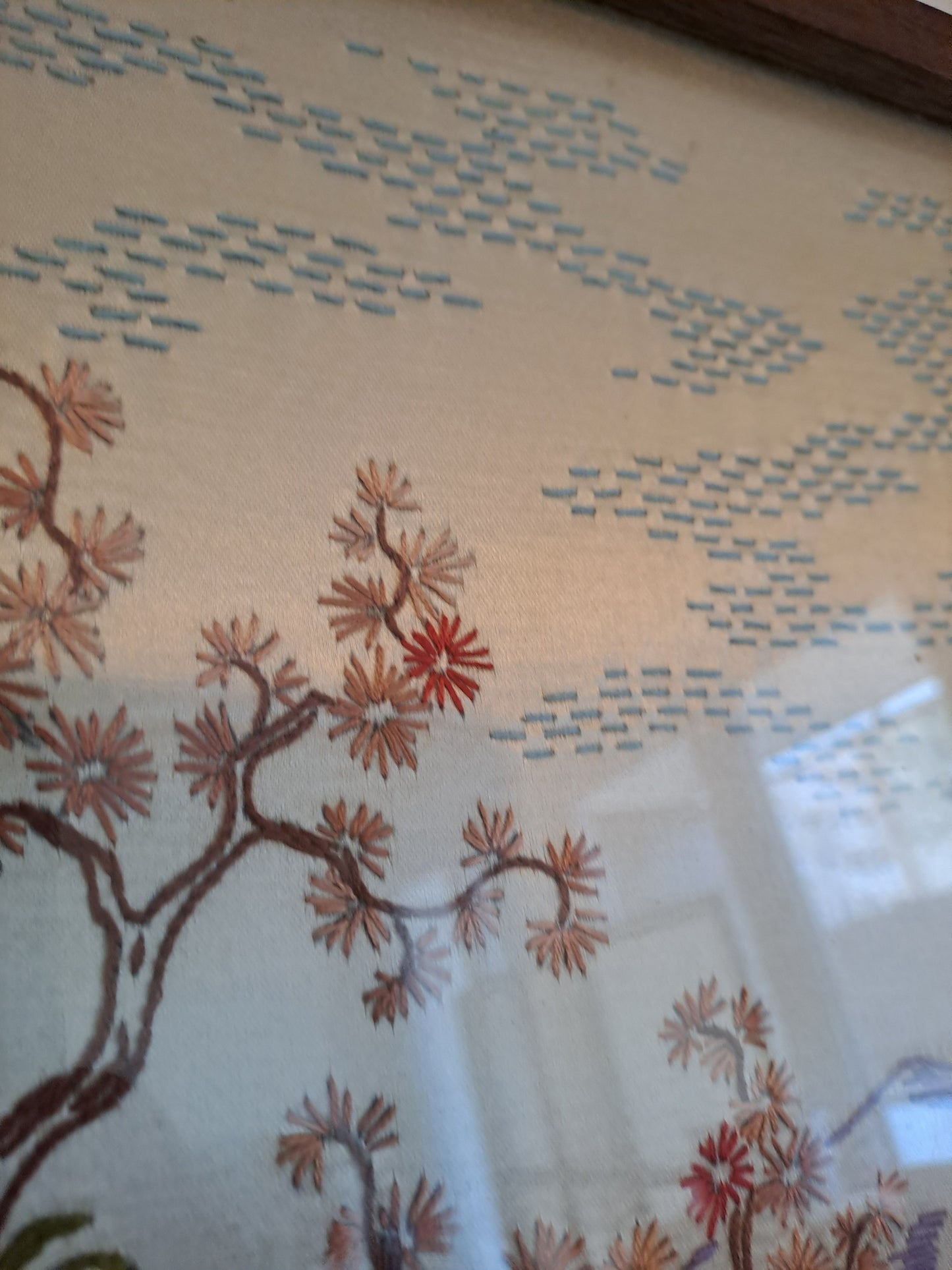 Broderie Sur Soie. Geisha/ Concubine Se Promenant. Cadre En Bois Sous Vitre.