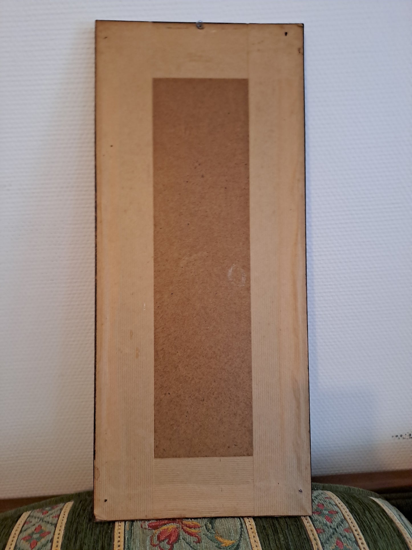 Broderie Sur Soie. Geisha/ Concubine Se Promenant. Cadre En Bois Sous Vitre.