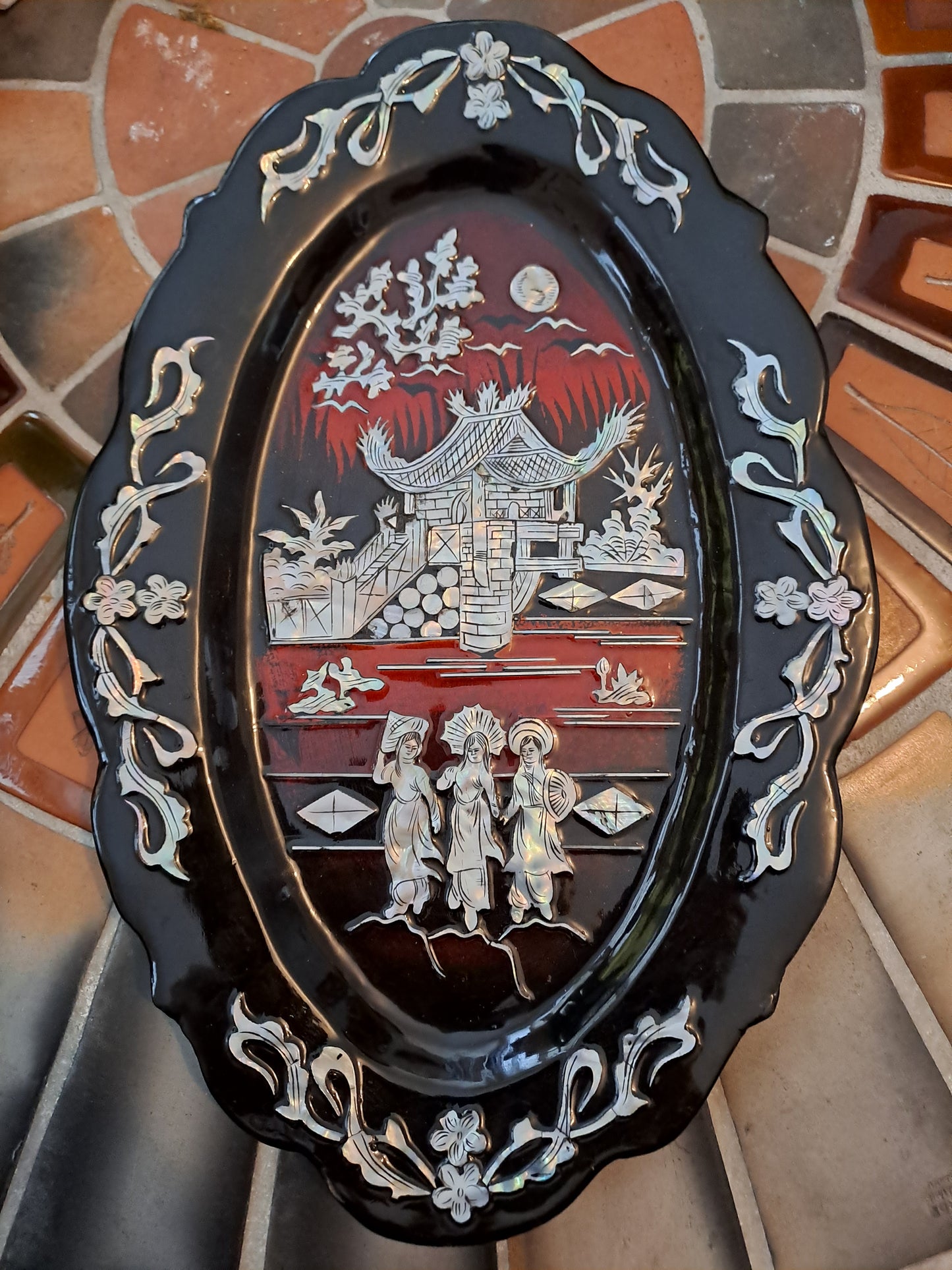 Plat  De Laque Marquetes Incrustations De Nacre Figurant 3 Geishas Devant Un...