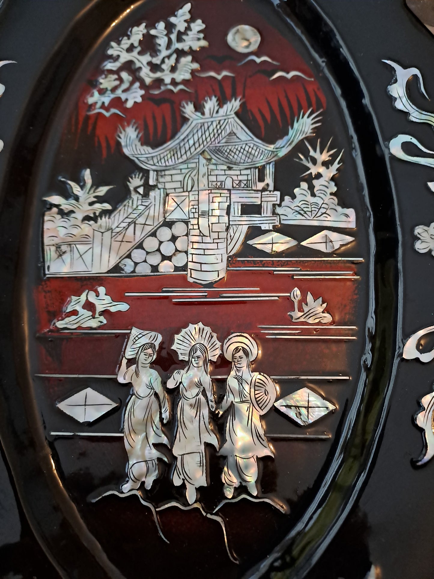 Plat  De Laque Marquetes Incrustations De Nacre Figurant 3 Geishas Devant Un...