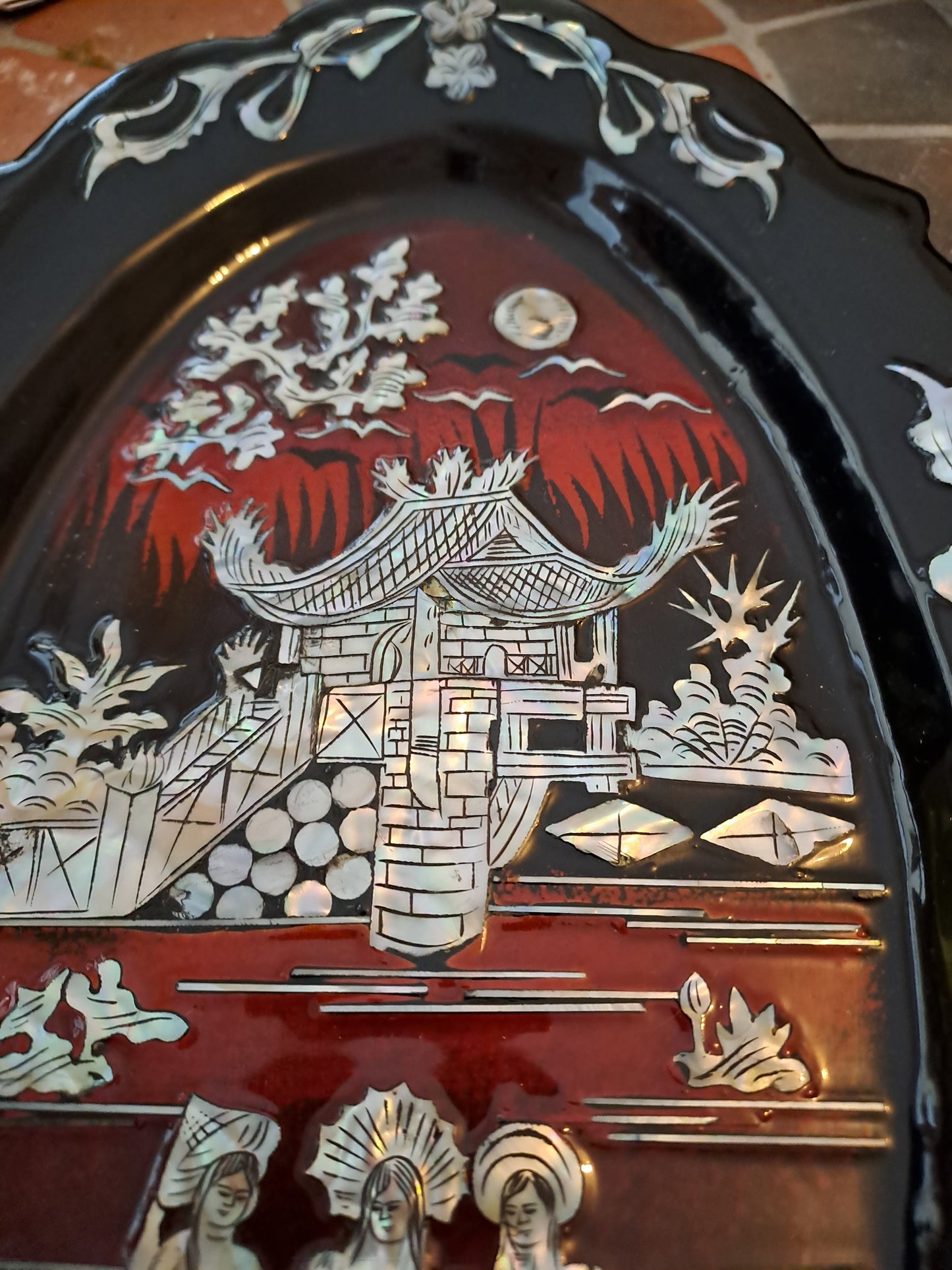 Plat  De Laque Marquetes Incrustations De Nacre Figurant 3 Geishas Devant Un...