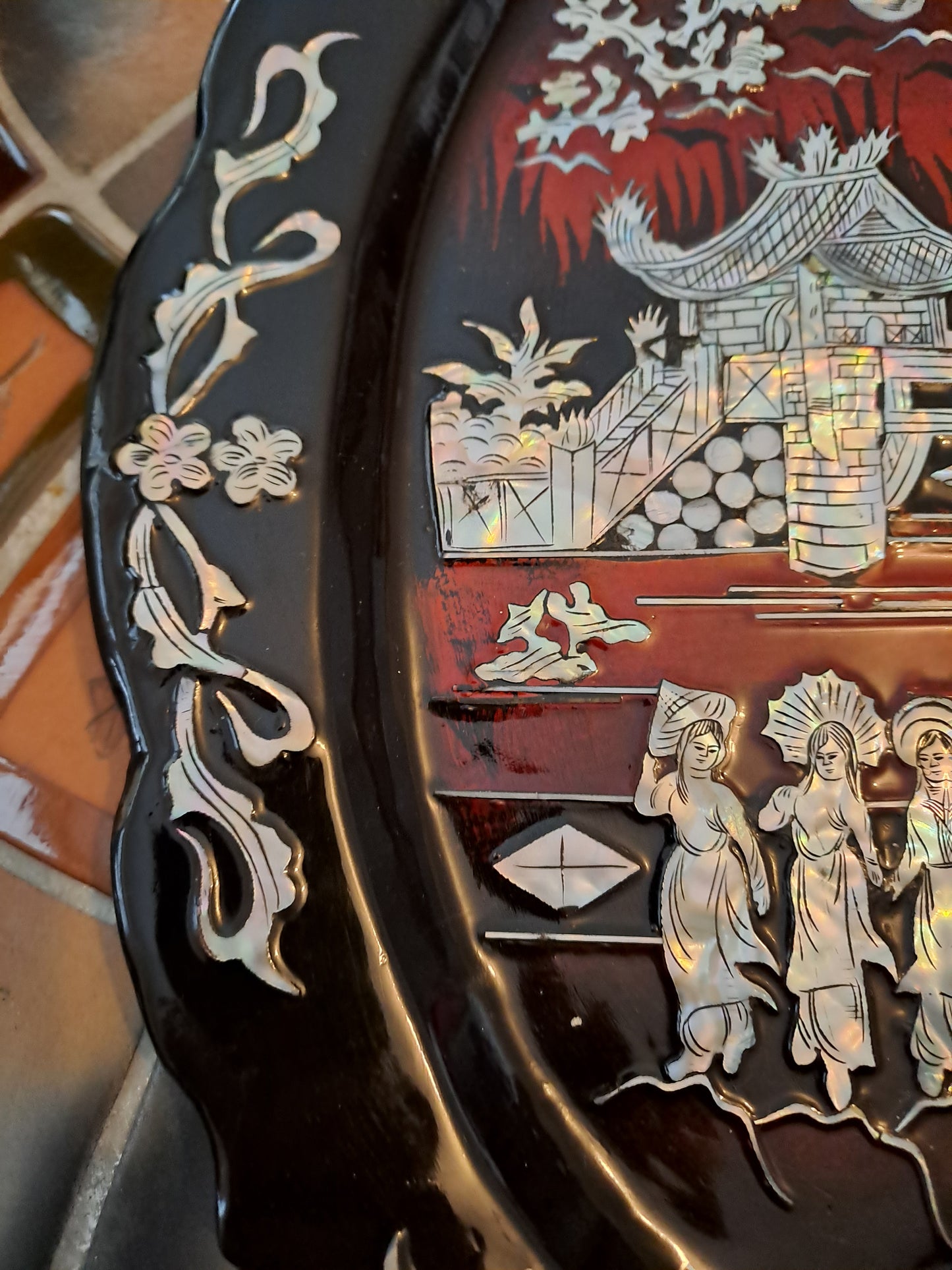 Plat  De Laque Marquetes Incrustations De Nacre Figurant 3 Geishas Devant Un...