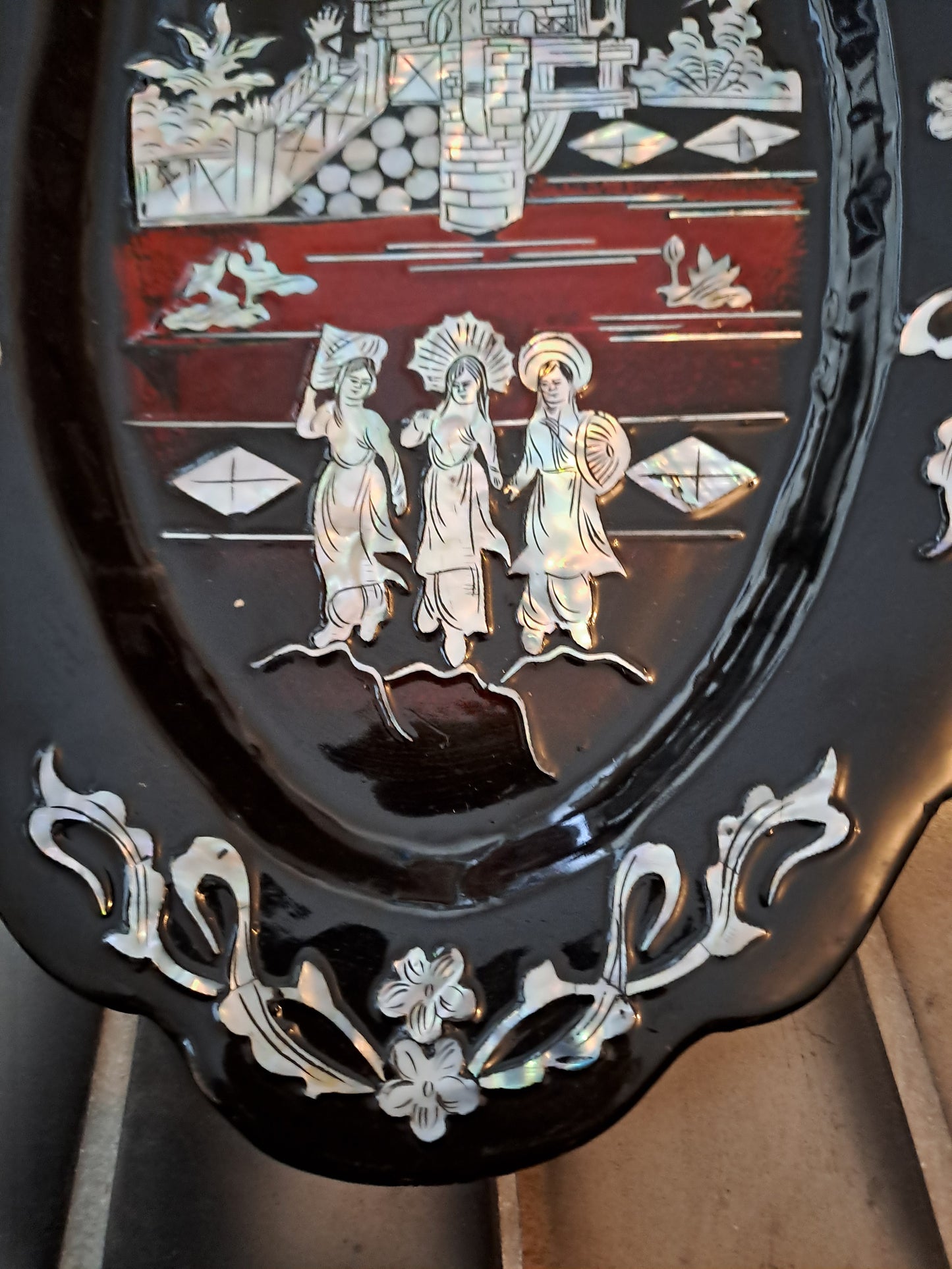 Plat  De Laque Marquetes Incrustations De Nacre Figurant 3 Geishas Devant Un...