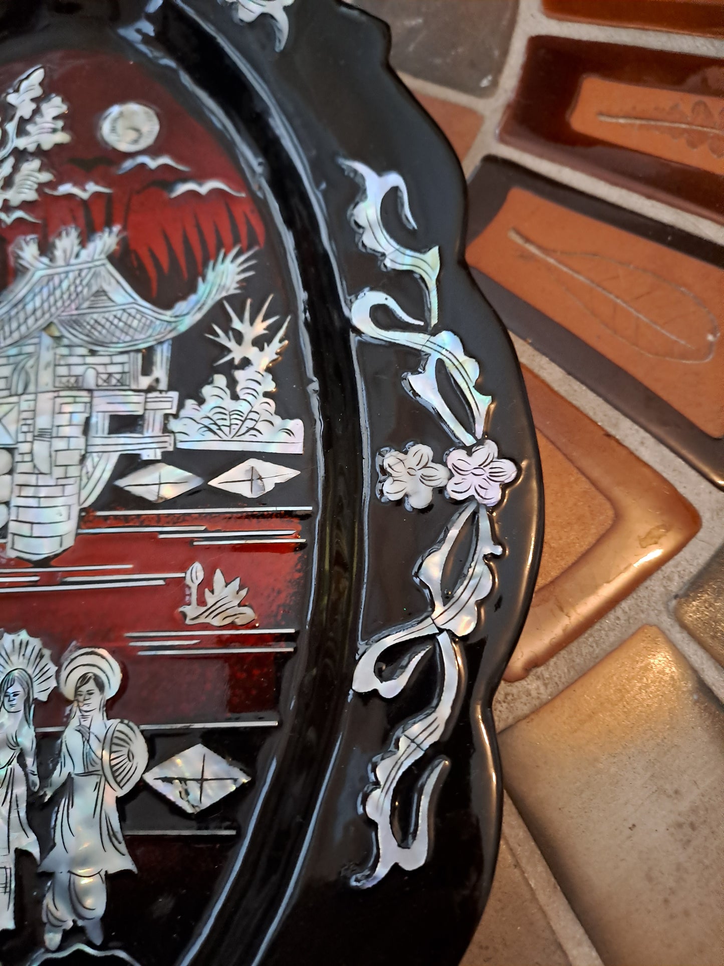 Plat  De Laque Marquetes Incrustations De Nacre Figurant 3 Geishas Devant Un...