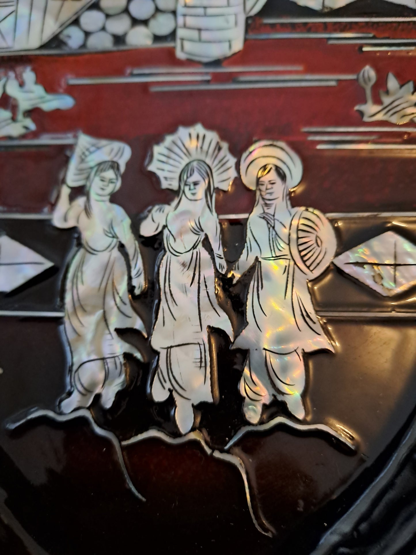 Plat  De Laque Marquetes Incrustations De Nacre Figurant 3 Geishas Devant Un...