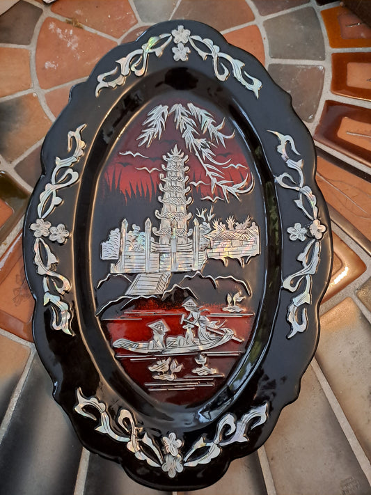 Plat De Laque Marquetes Incrustations De Nacre Figurant 3 Personnages Sur Une...