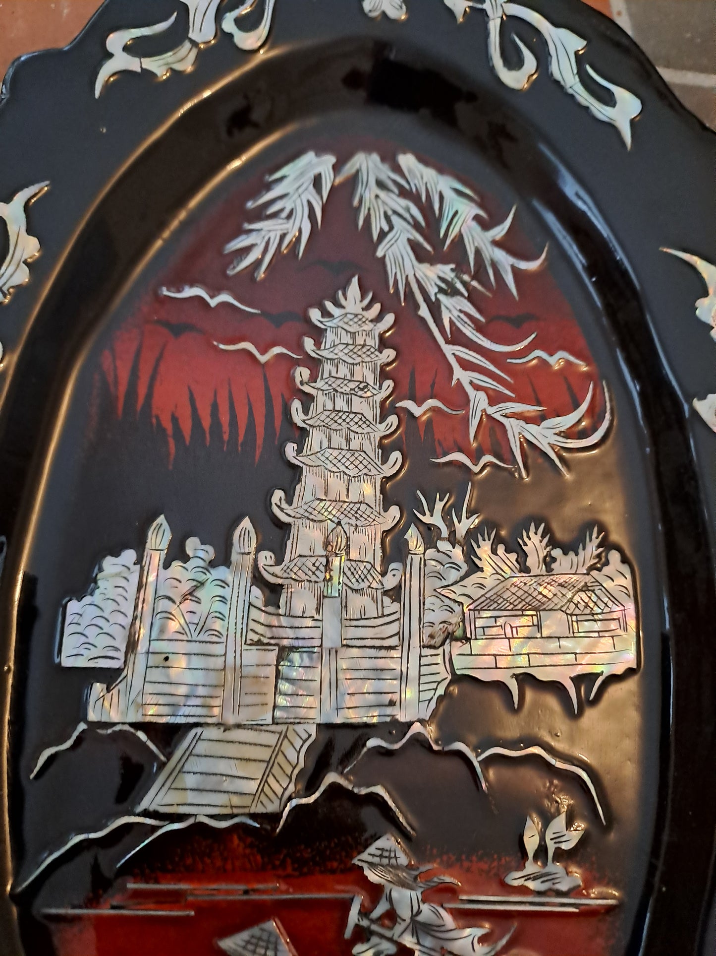 Plat De Laque Marquetes Incrustations De Nacre Figurant 3 Personnages Sur Une...