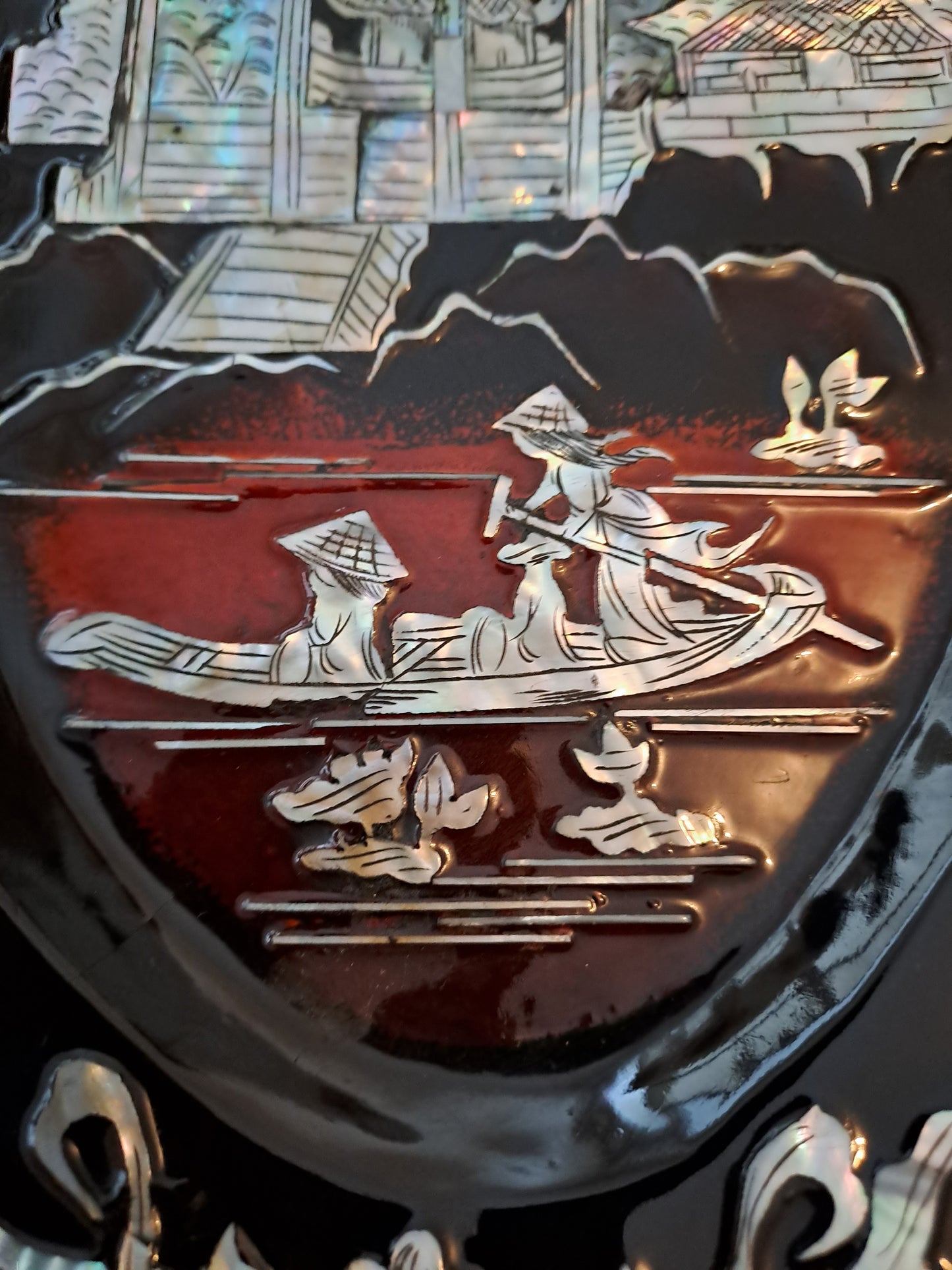 Plat De Laque Marquetes Incrustations De Nacre Figurant 3 Personnages Sur Une...