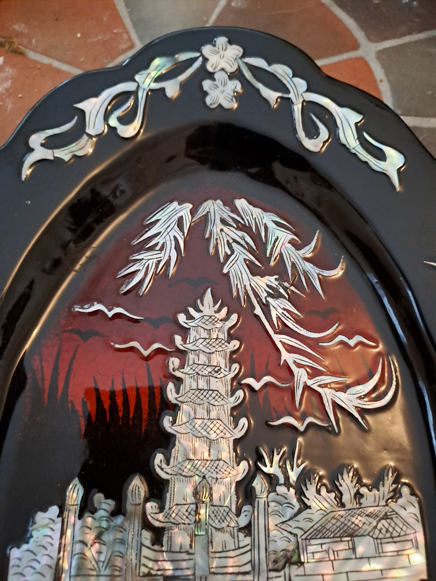 Plat De Laque Marquetes Incrustations De Nacre Figurant 3 Personnages Sur Une...