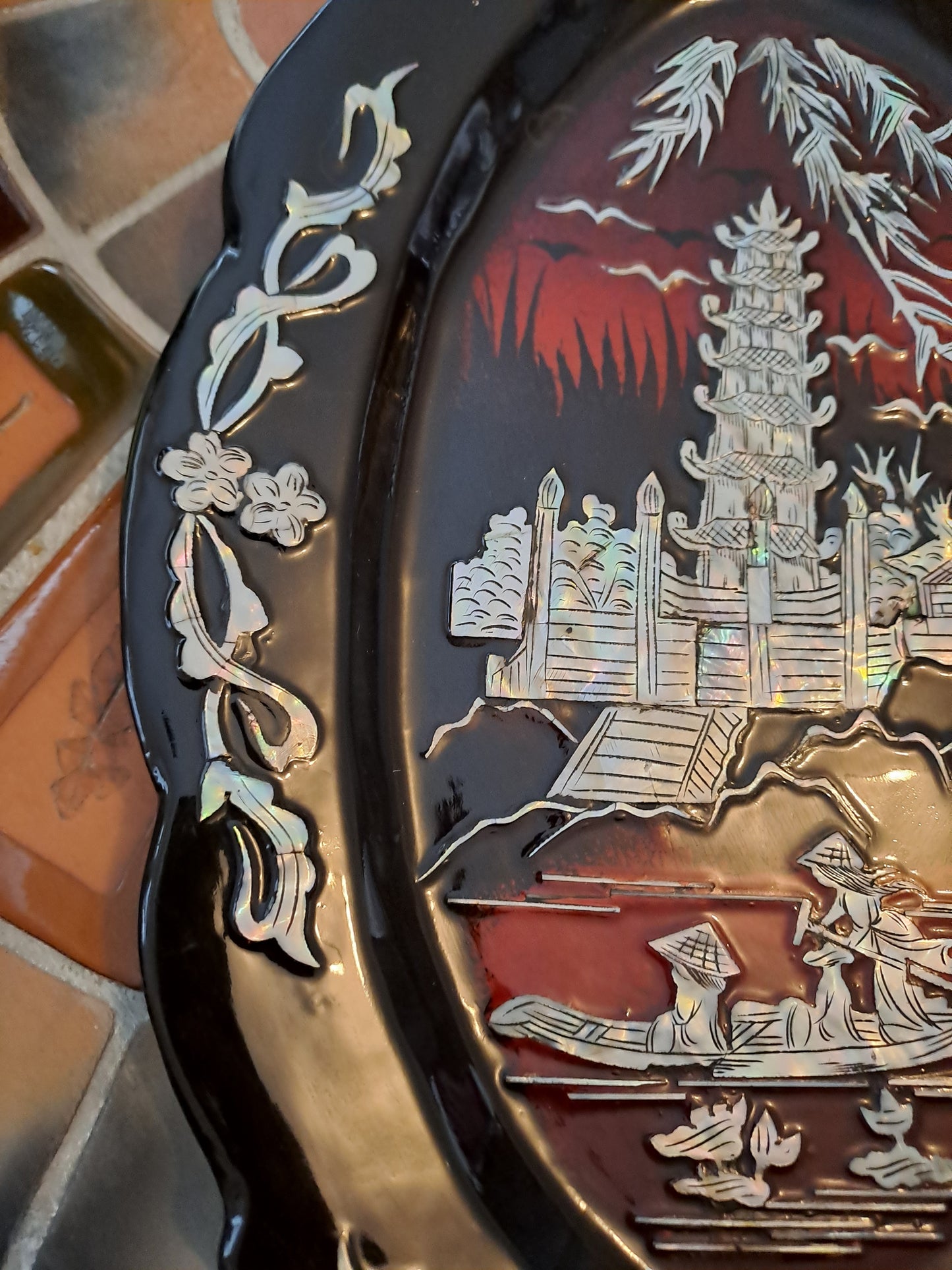 Plat De Laque Marquetes Incrustations De Nacre Figurant 3 Personnages Sur Une...