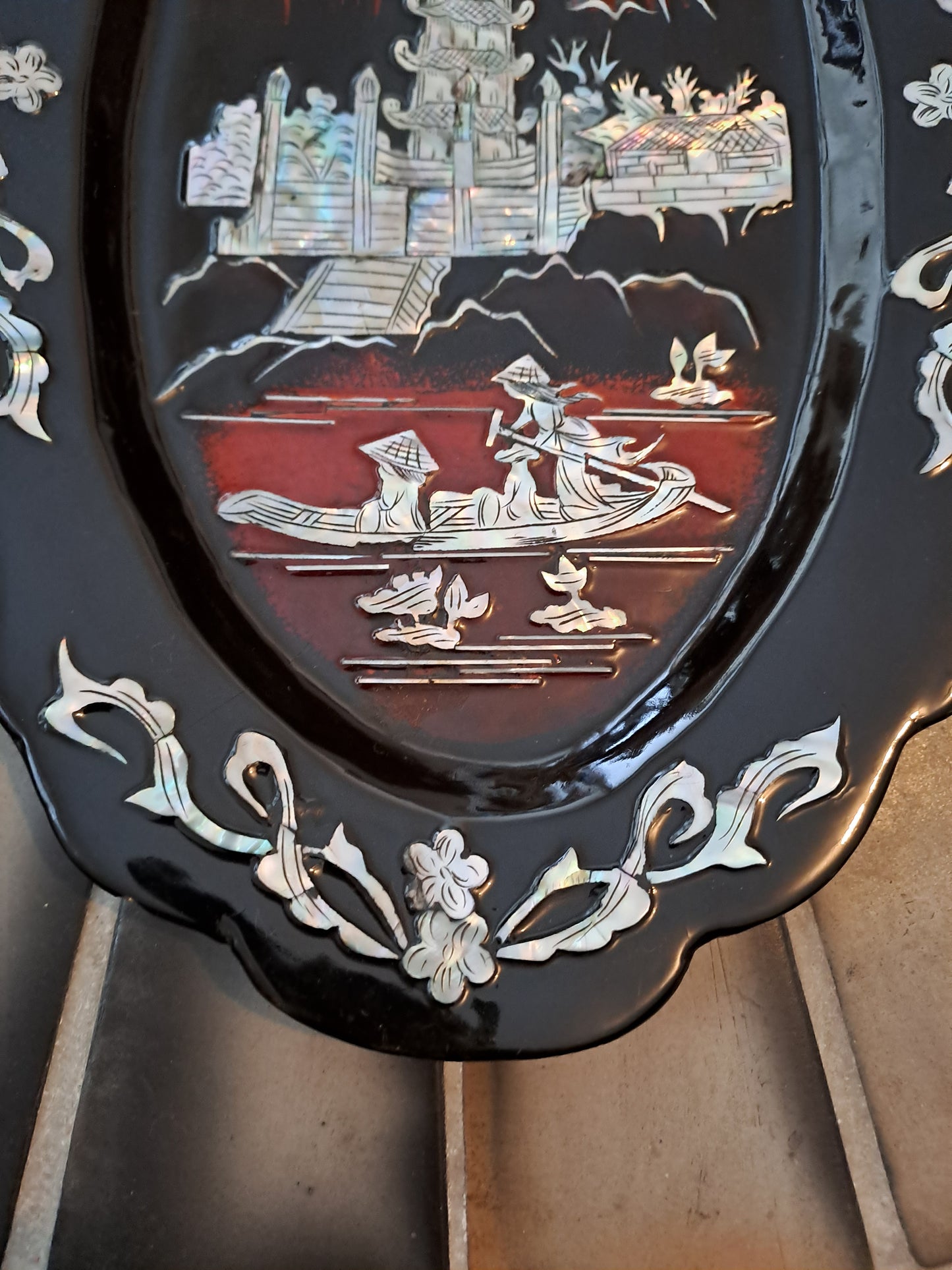 Plat De Laque Marquetes Incrustations De Nacre Figurant 3 Personnages Sur Une...