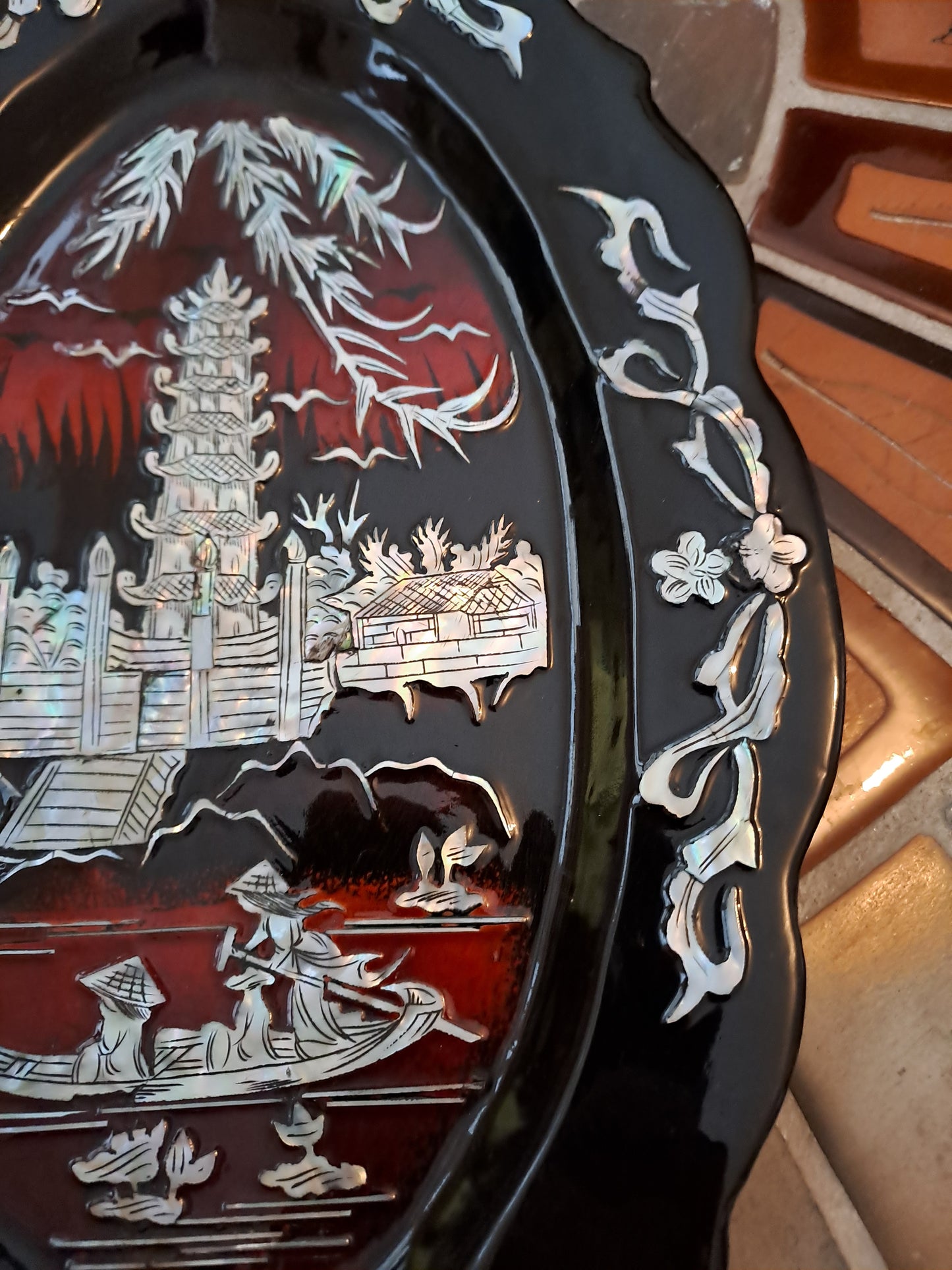 Plat De Laque Marquetes Incrustations De Nacre Figurant 3 Personnages Sur Une...