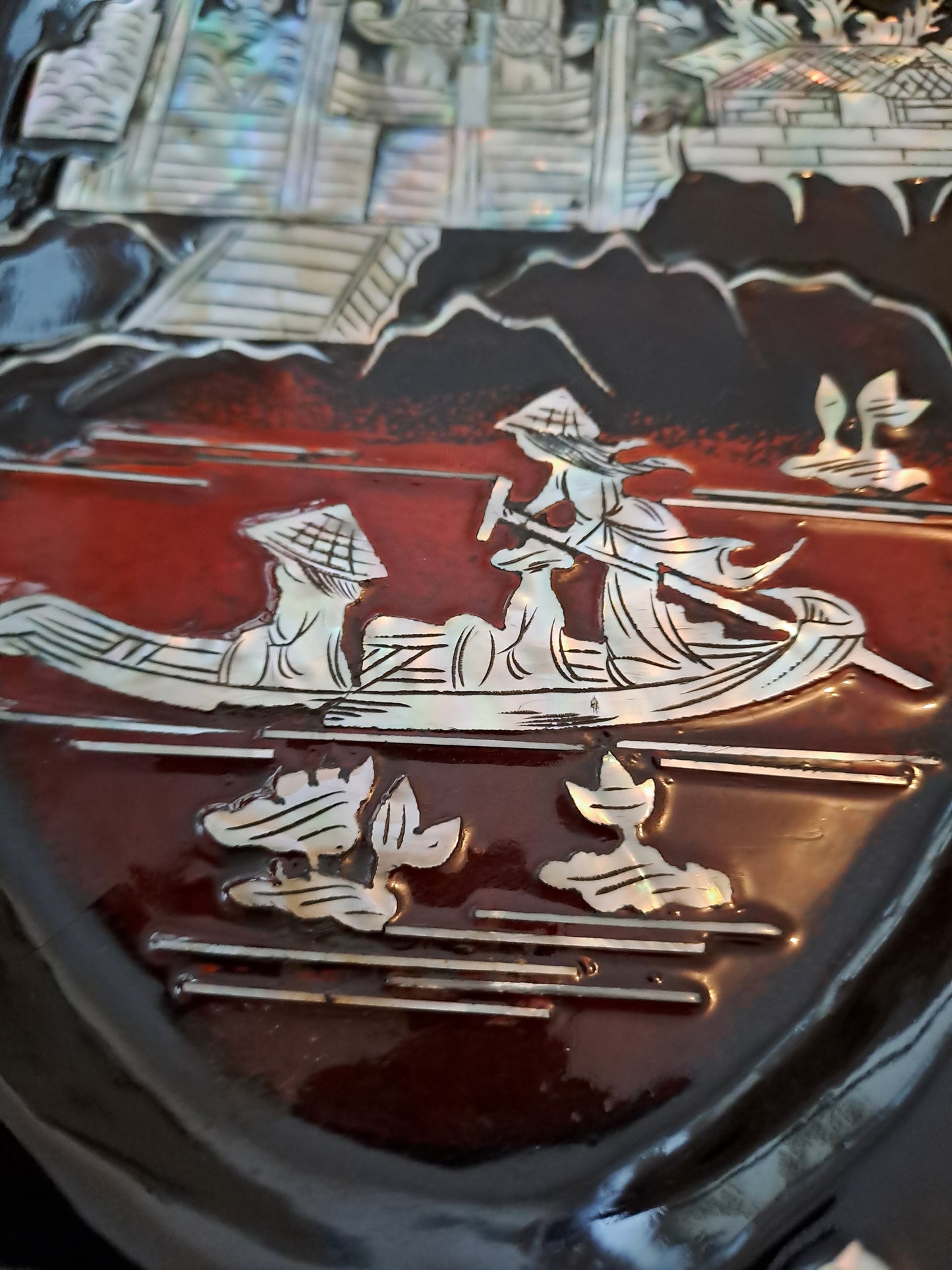 Plat De Laque Marquetes Incrustations De Nacre Figurant 3 Personnages Sur Une...