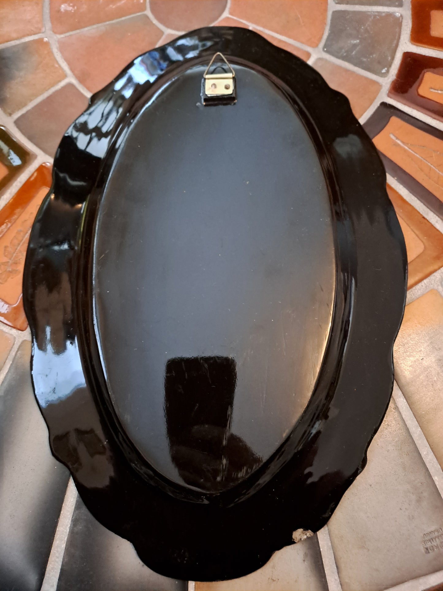 Plat De Laque Marquetes Incrustations De Nacre Figurant 3 Personnages Sur Une...